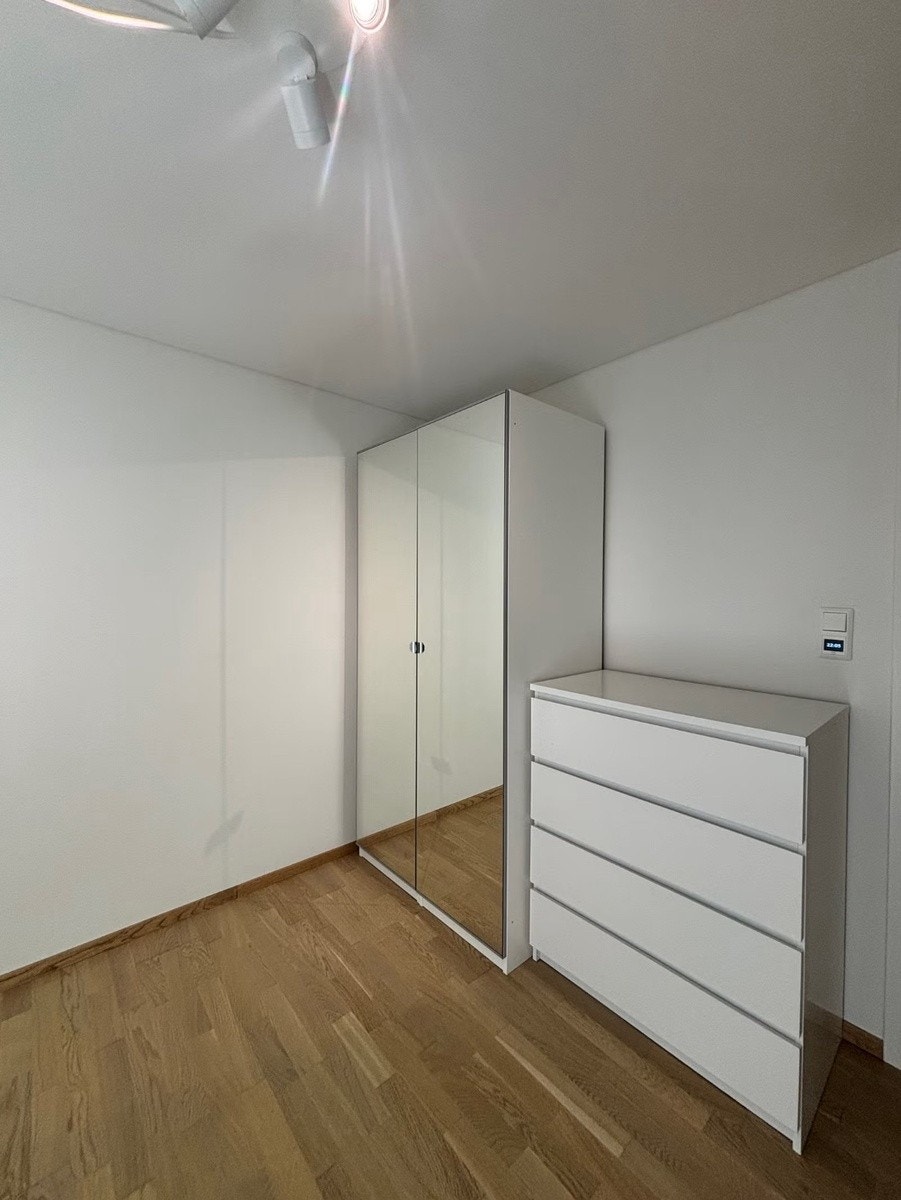 Garderobe med mulighet for å sette inn ekstra seng Galleribilde