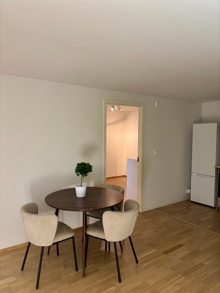 Spisebord med plass til 4 Galleribilde