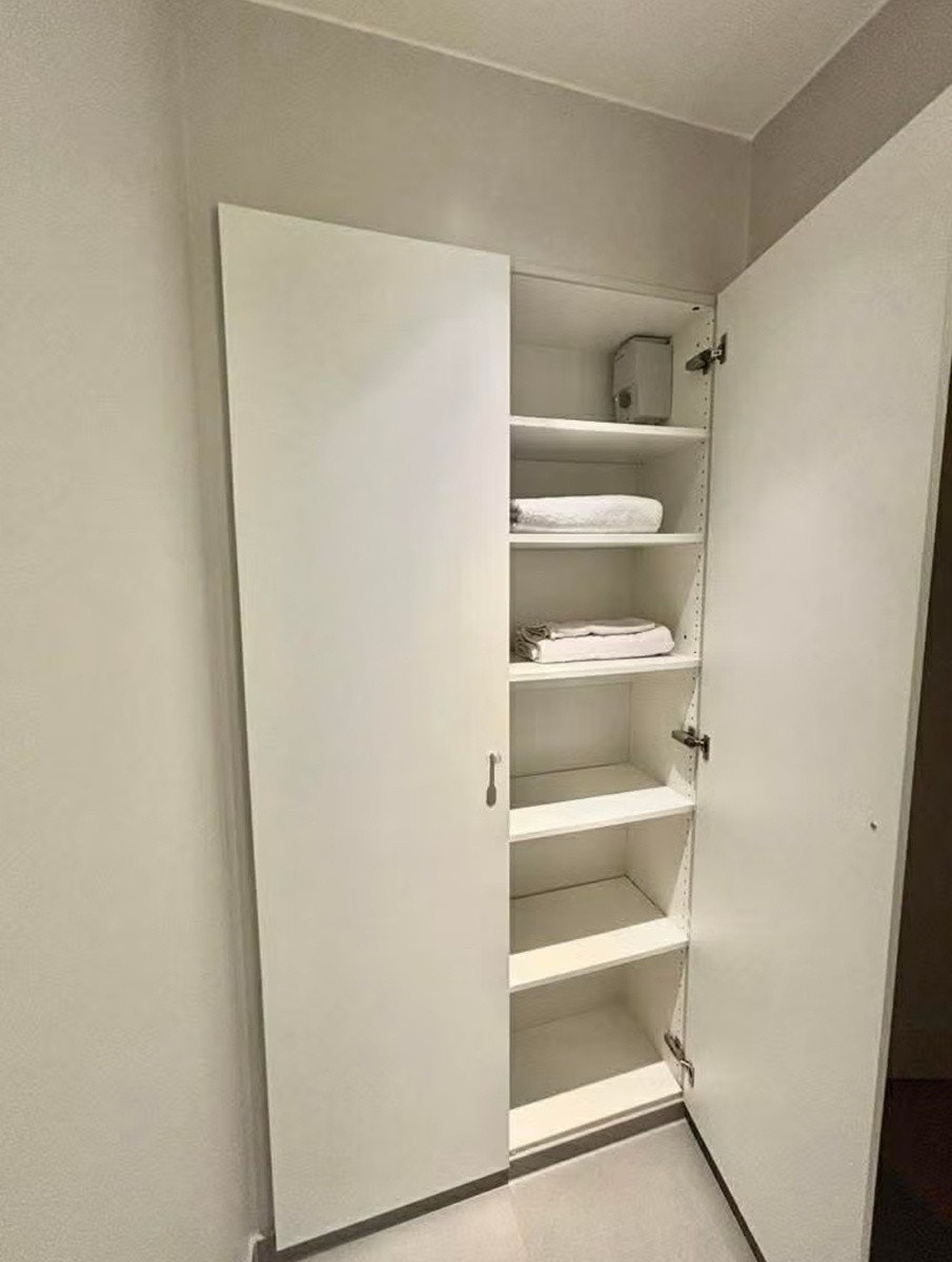 Mye oppbevaringsrom på bad Galleribilde