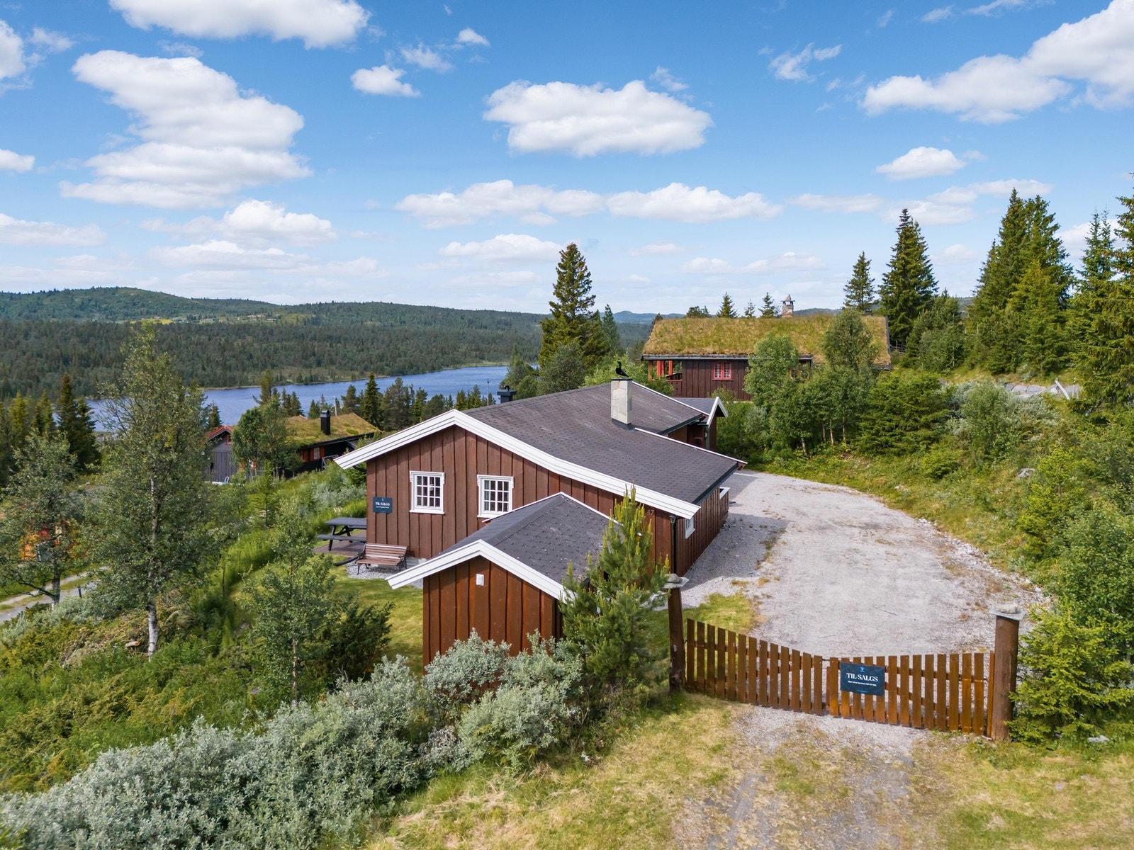 God plass til parkering ved hytta. (merk at anneks og port står delvis utenfor tomtegrensa). Galleribilde