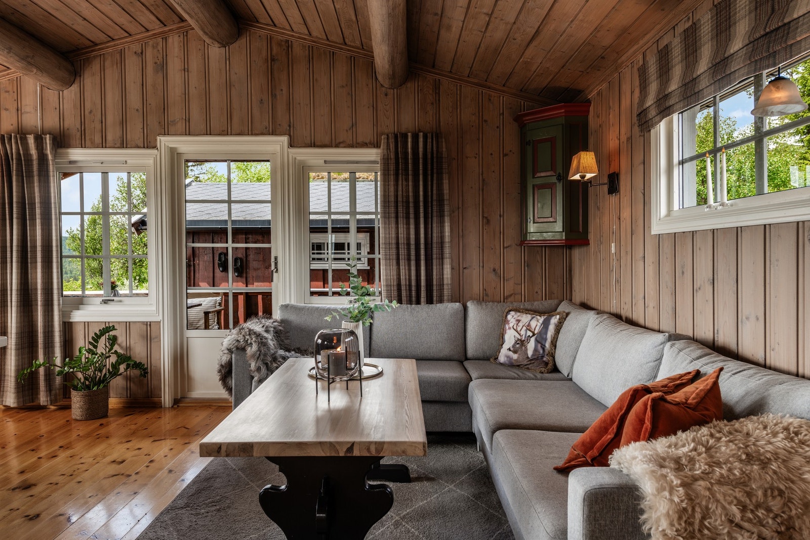 Stuen har store vindusflater som slipper inn rikelig med dagslys og gir en flott nærhet til naturen og fjellandskapet utenfor. Galleribilde