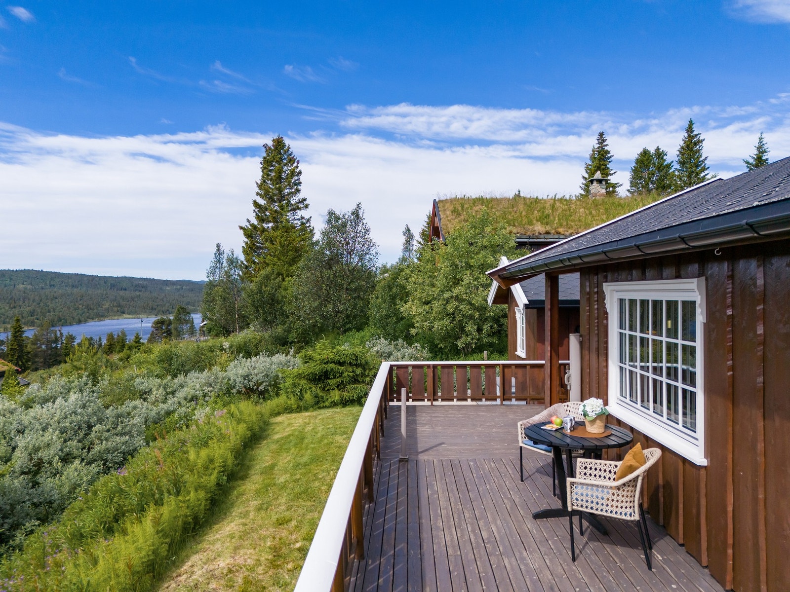 Herlig og vid utsikt sydover mot Mykingsjøen. Seterlaget i bakgrunnen er Bruset og til høyre i bildet ses Grønhovd og videre Ranten Hotell. Galleribilde