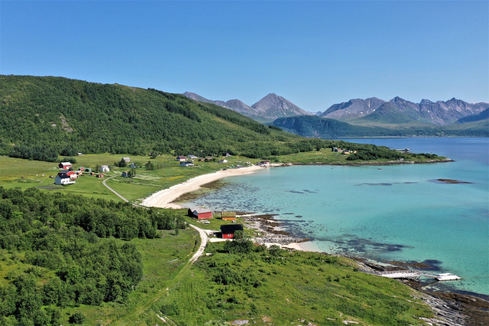Eiendommen ligger i særdeles naturskjønne omgivelser.