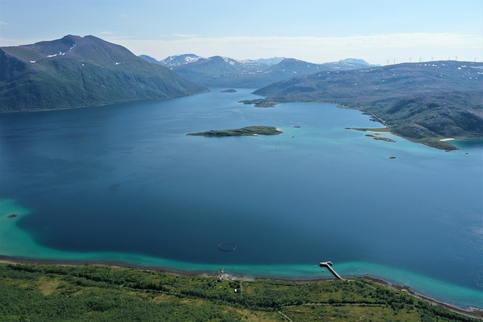 Bare 5 min gange med båt tar deg til Sandneshamn på Kvaløya.