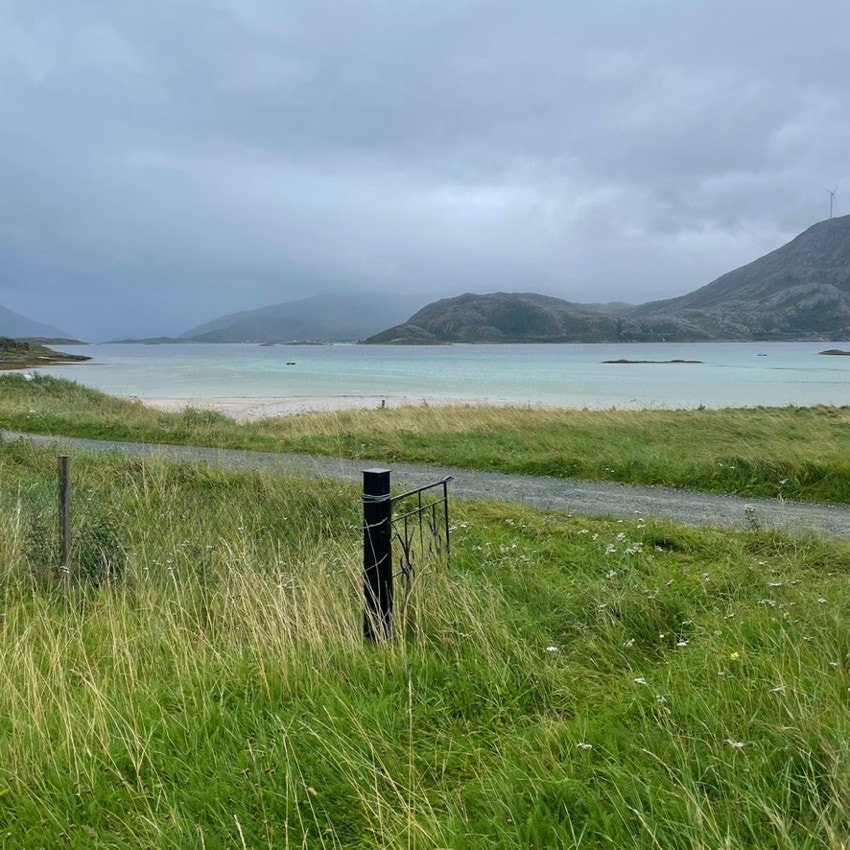 Over 800 måls tomt med blant annet egen strandlinje.
