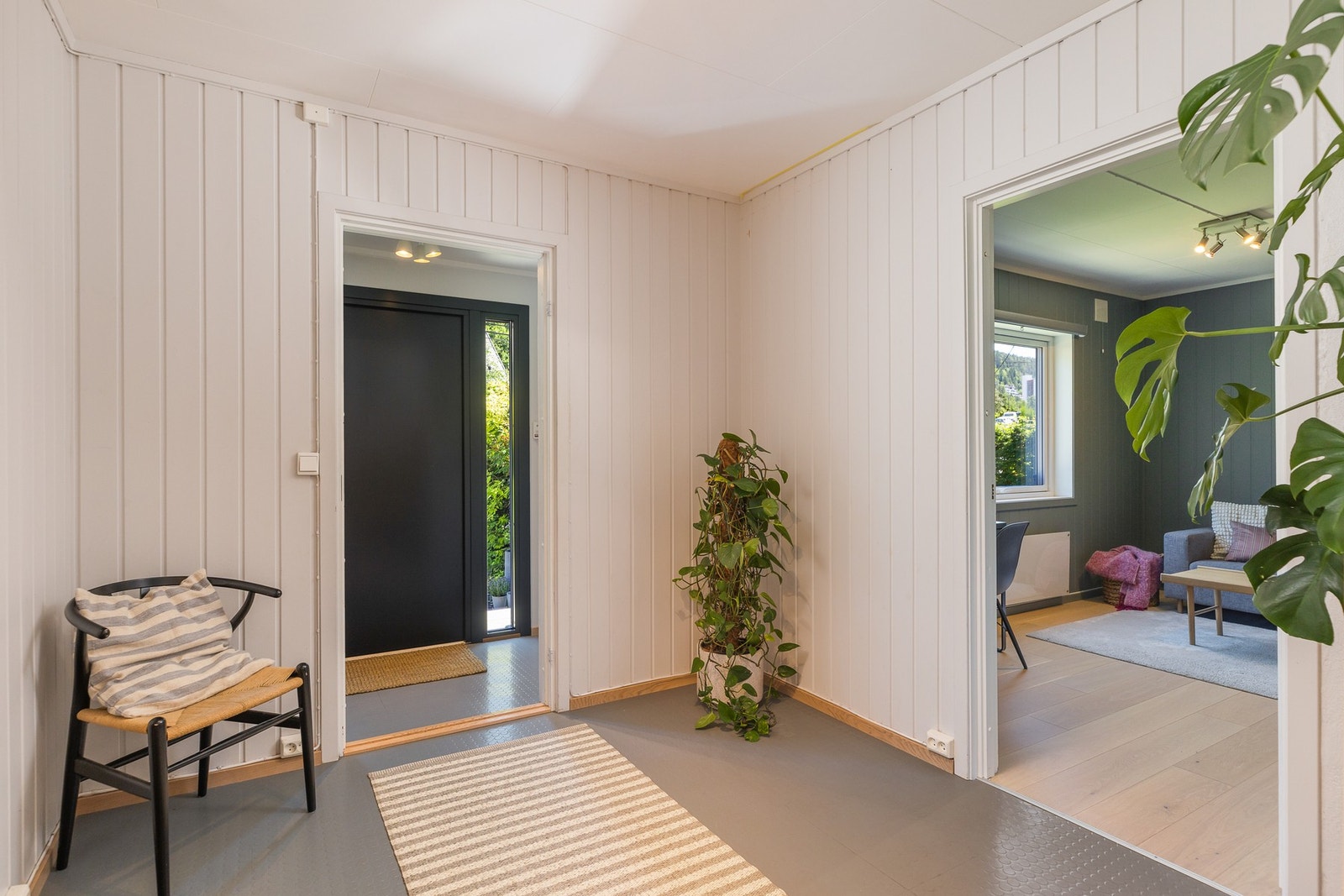 Boligen ønsker deg velkommen inn via en romslig og innbydende entré med gode oppbevaringsmuligheter. Galleribilde