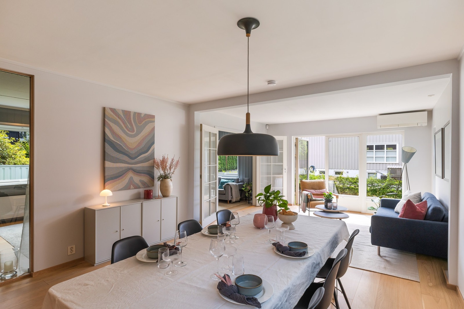 Boligen byr på lyse oppholdsrom, moderne kjøkken fra Drømmekjøkkenet (2020), to stuer, gjesterom/stue, tre soverom i hoveddelen, samt en innredet hybeldel med to soverom. Galleribilde