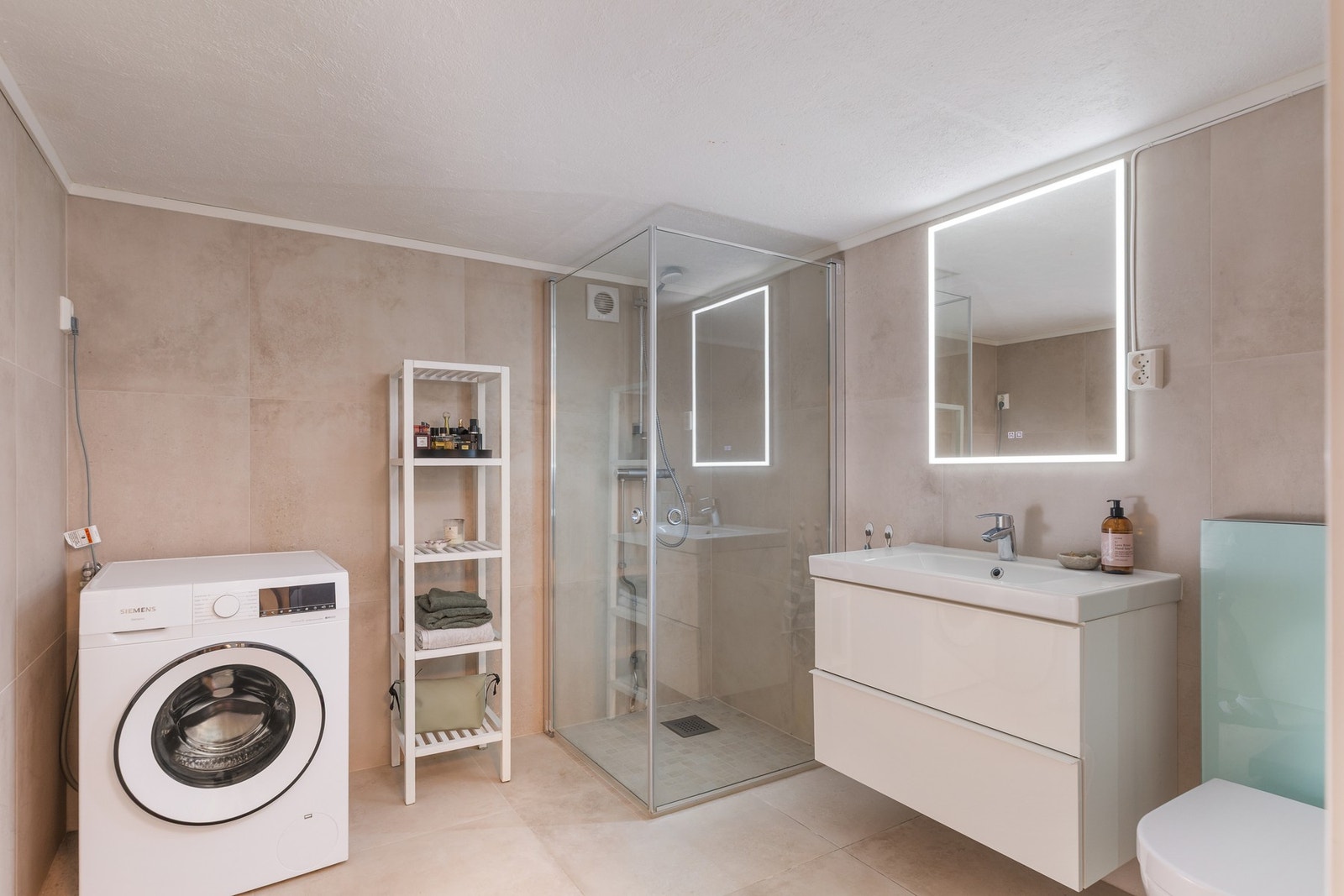 Badet, fra 2023, har flislagte overflater og behagelig elektrisk gulvvarme. Galleribilde