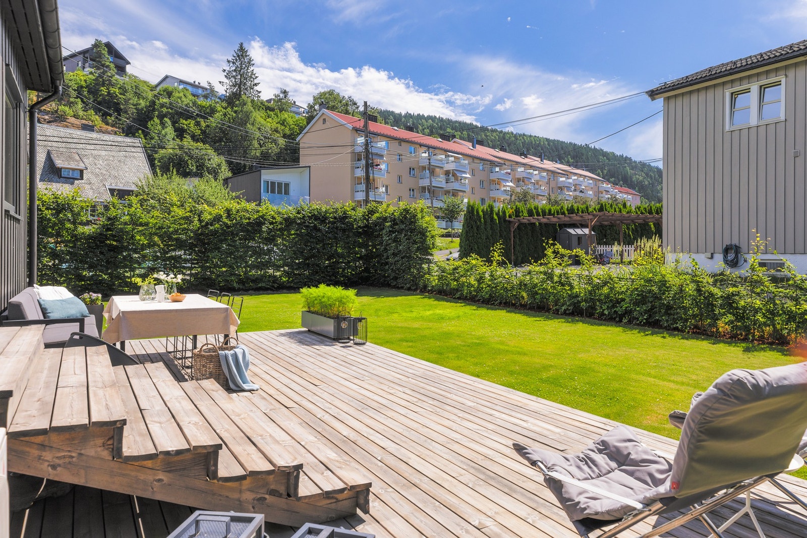 Terrassen har god plass til flere møbleringssoner med både spisegruppe, lounge og grill. Galleribilde