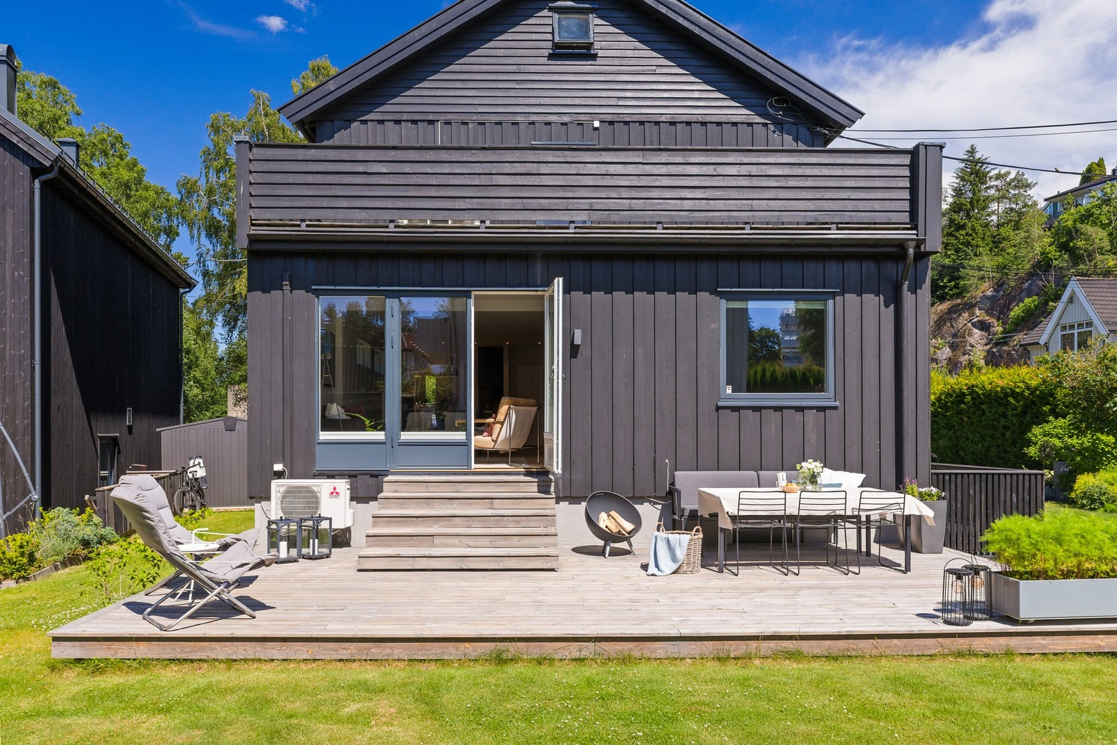 Fra hovedstuen er det utgang til en herlig terrasse på ca. 33 kvm, som blir en naturlig forlengelse av oppholdsrommet i sommerhalvåret. Galleribilde