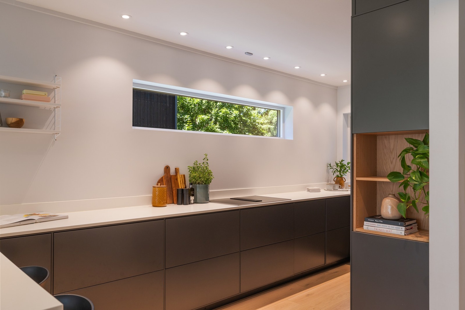 Kjøkkenet er godt utstyrt med integrerte Miele-hvitevarer, bestående av induksjonstopp med innebygget ventilator, stekeovn, mikrobølgeovn, samt oppvaskmaskin og kjøl-/fryseskap fra Siemens. Galleribilde