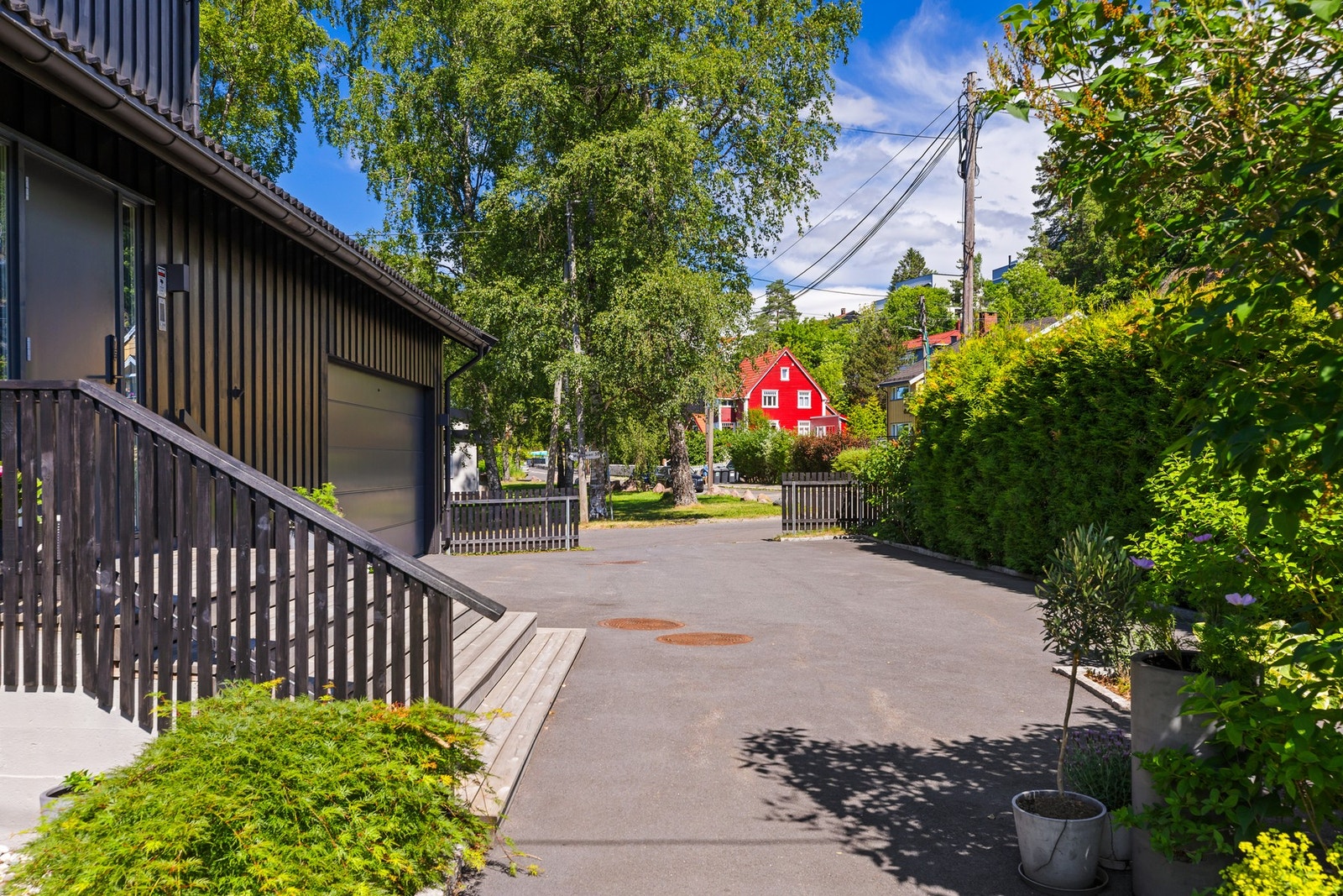 Boligen har dobbel garasje i tilknytning til boligen. Galleribilde