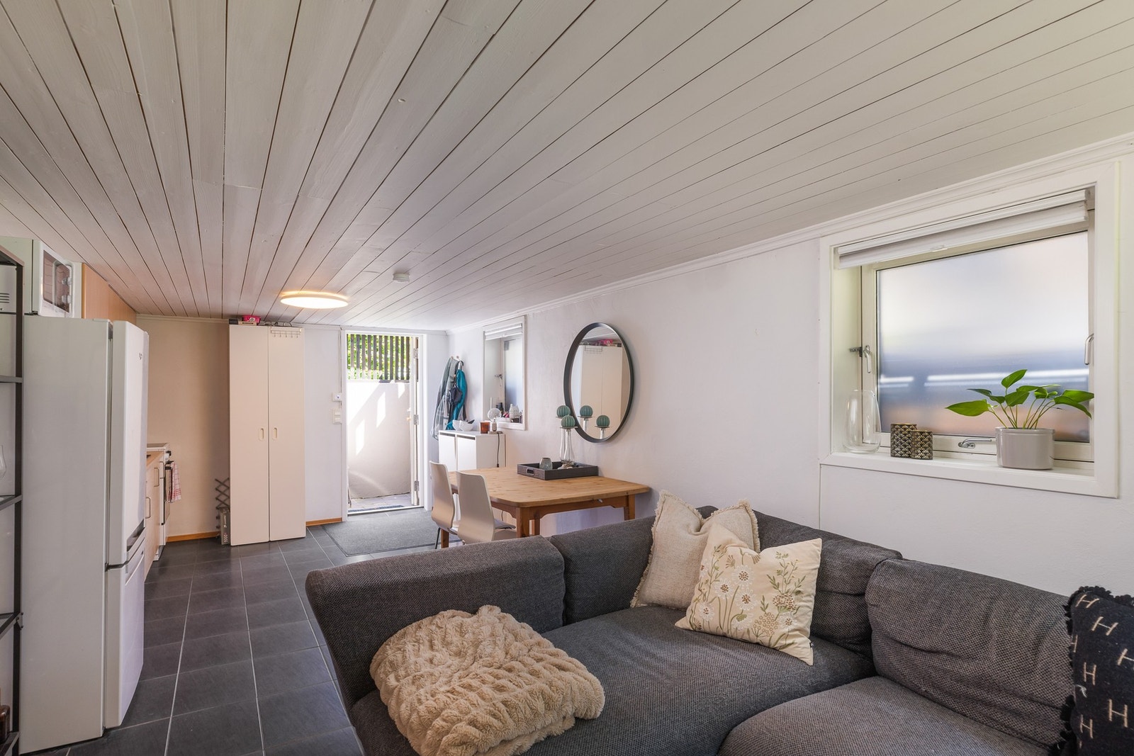 Kjelleretasjen inneholder en innbydende hybeldel med en romslig stue i åpen løsning mot kjøkkenet. Galleribilde