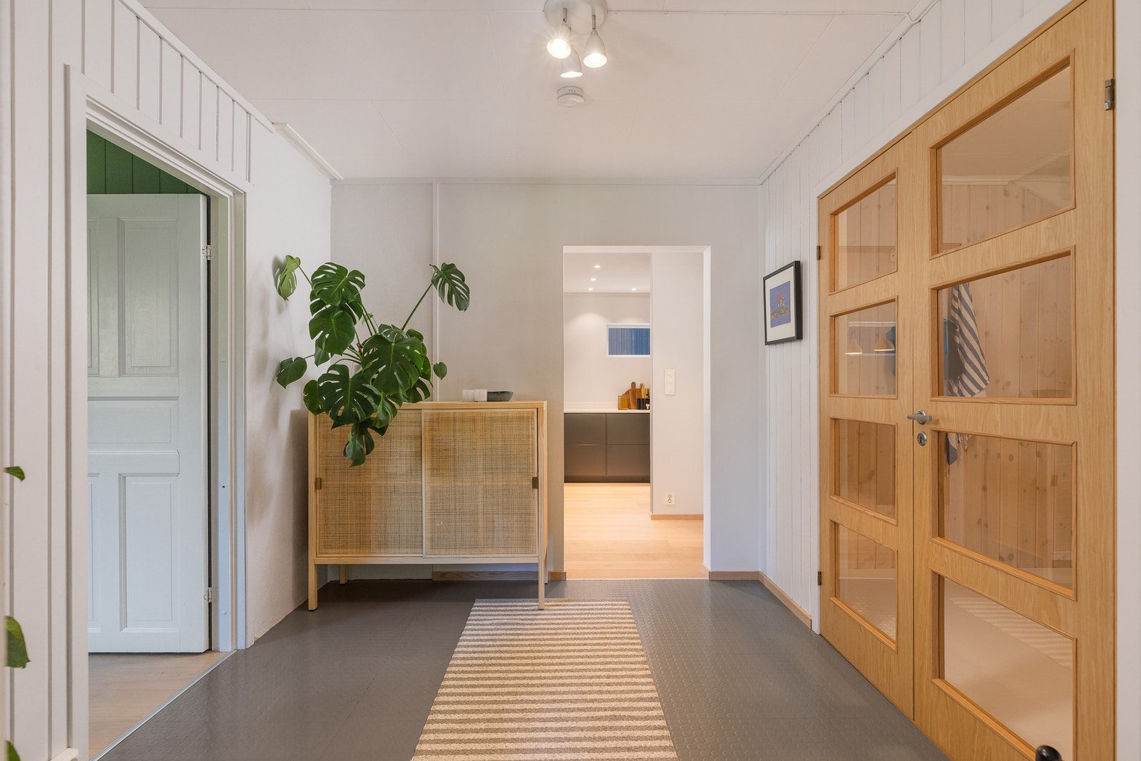 Det ble lagt nytt gulvbelegg i entré og gang i 2020. Galleribilde