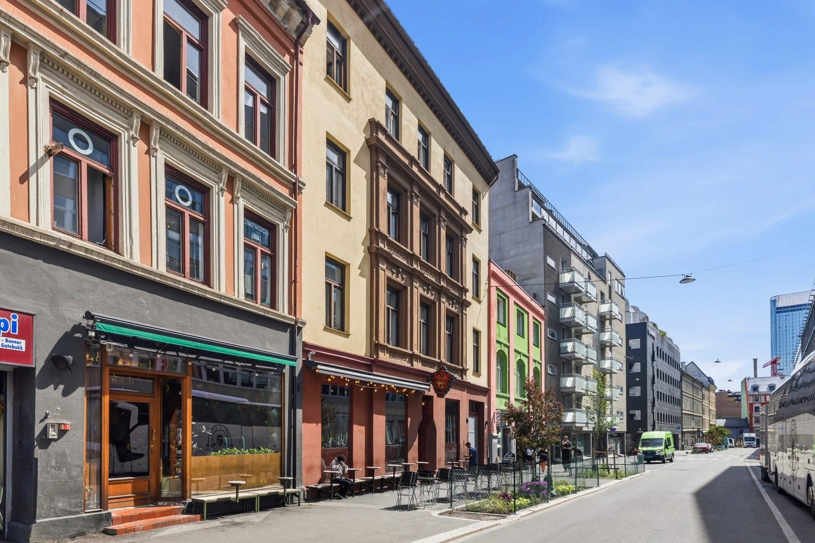 Leiligheten har sentral og attraktiv beliggenhet, med kort vei til fasiliteter og servicetilbud. Galleribilde