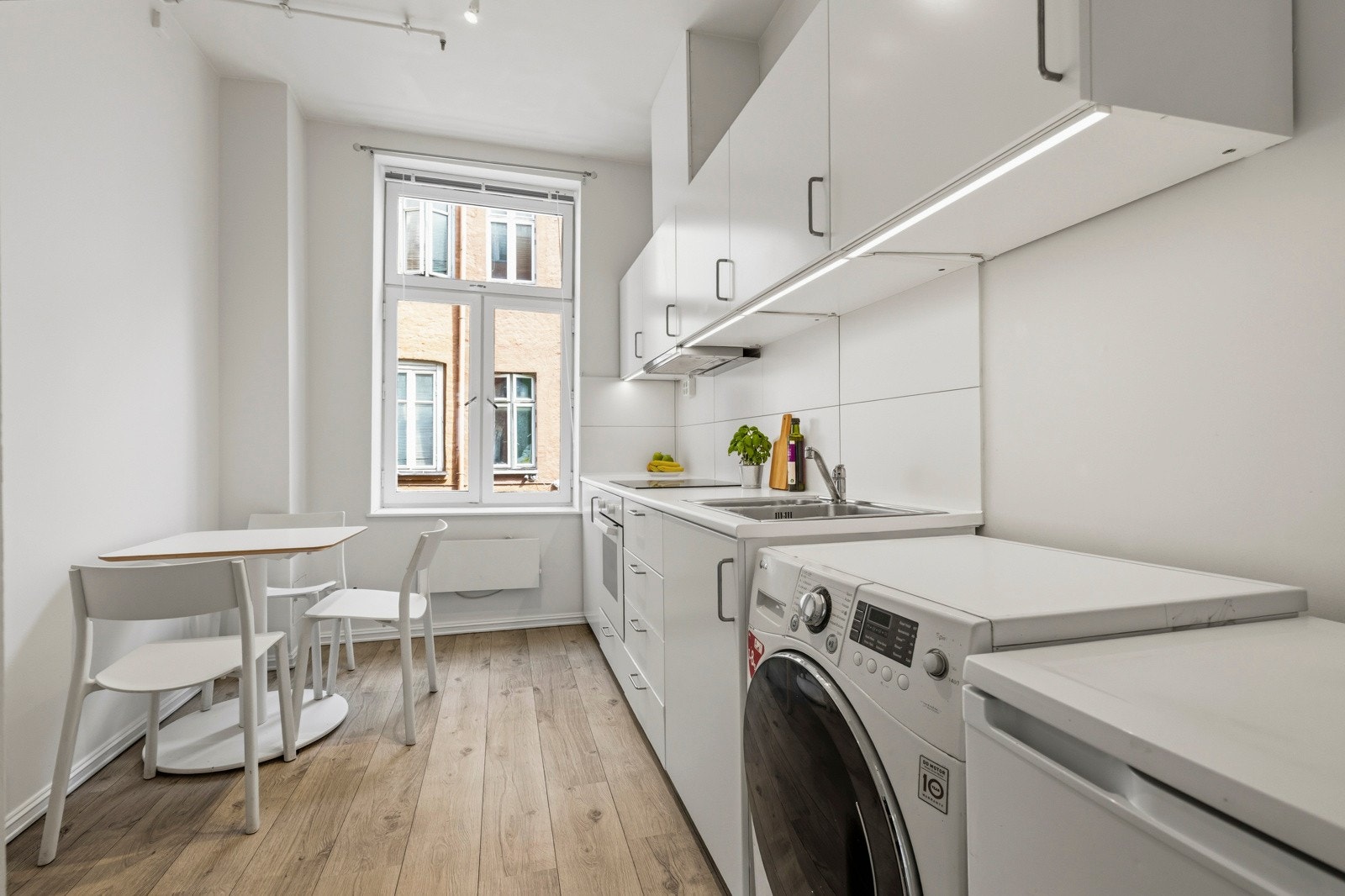 Her er det laminat/foliert benkeplate med nedfelt oppvaskkum. Galleribilde