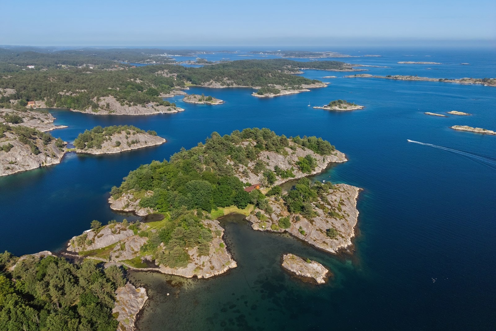 Den fantastiske skjærgården mellom Lillesand og Homborsund innbyr til holmeturer i egen båt. Galleribilde
