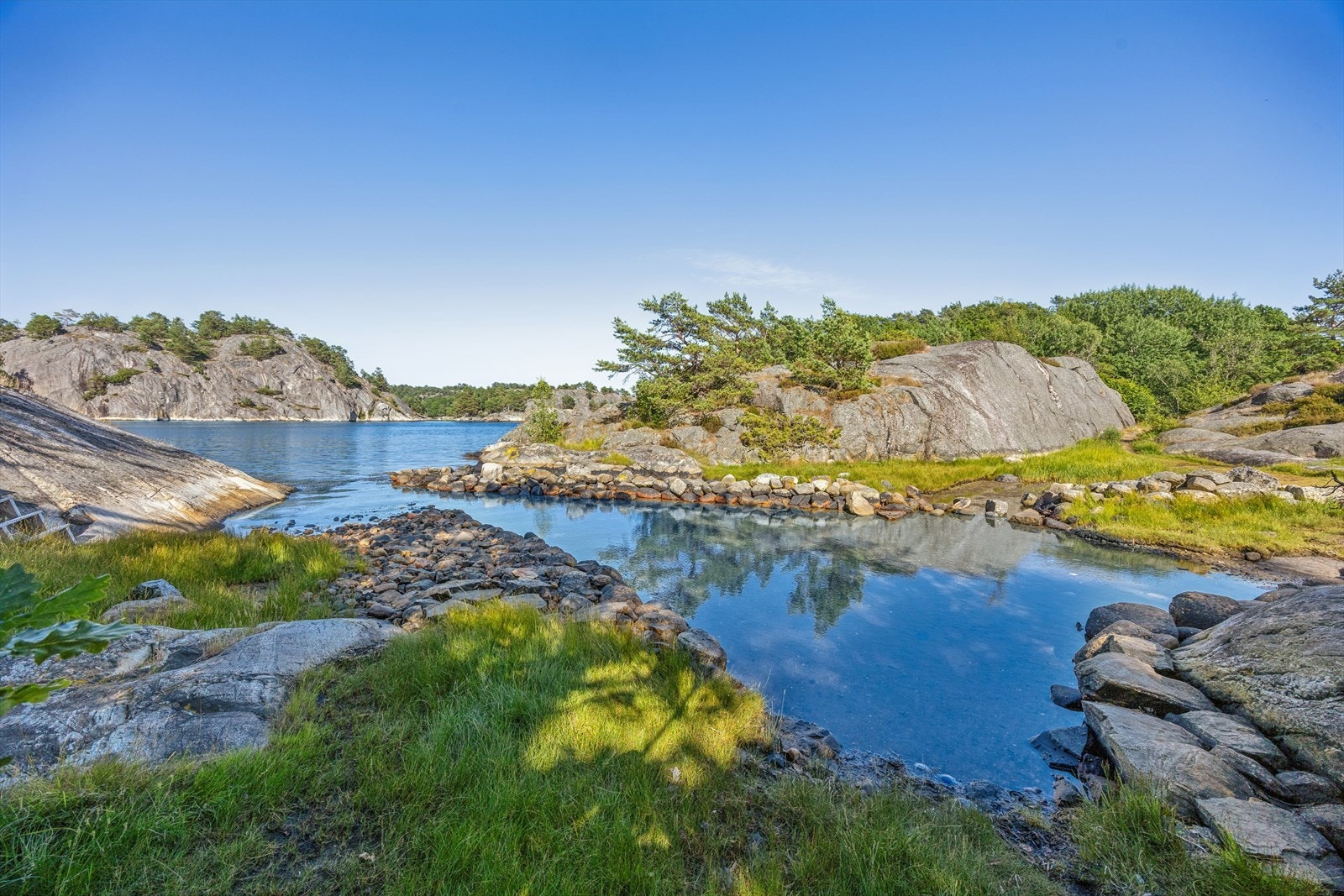Starten av stien ut til eiendommen like ved parkeringen. Galleribilde