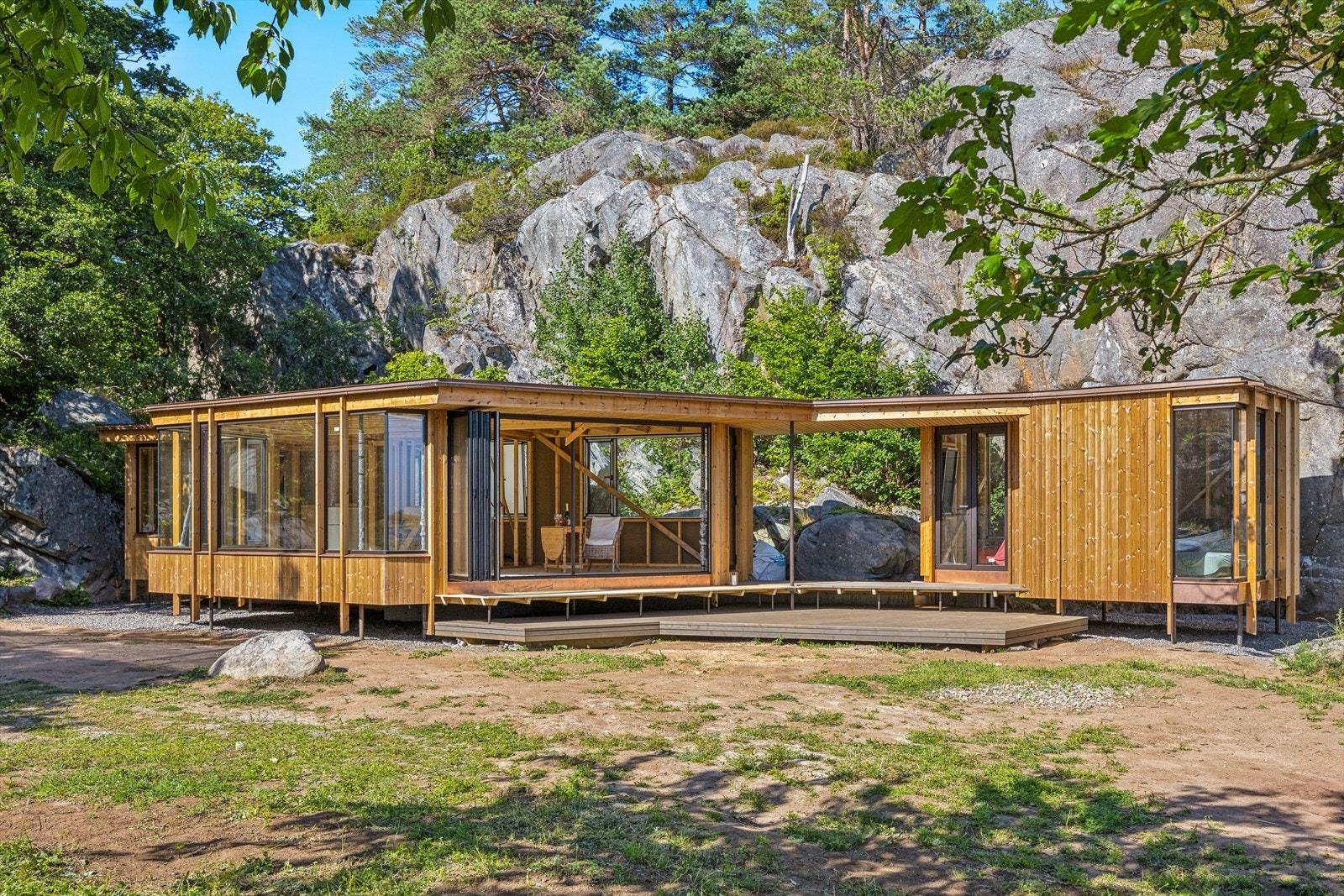 Hovedhytten og annekset med 2 soverom henger sammen med en svalgang. Galleribilde