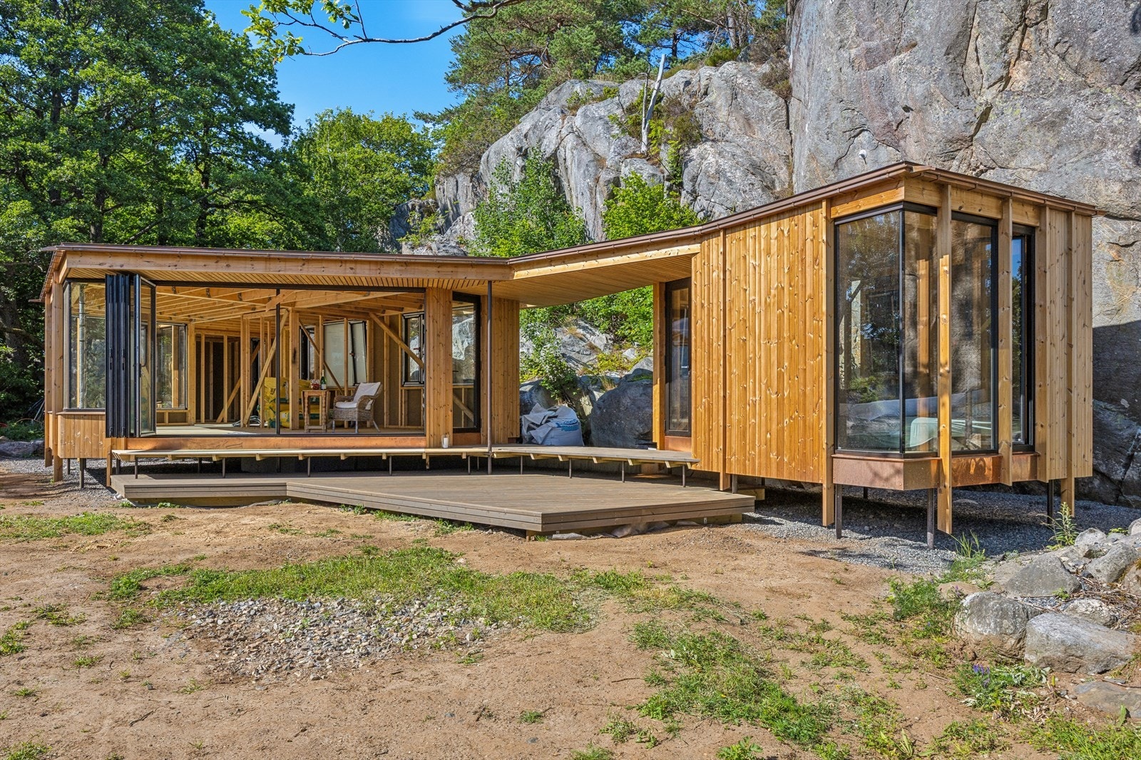 Unik, moderne hytte med store glassflater tegnet av Lund Hagem Arkitekter. Treverket på hytten vil med tiden gråne og gå mer i ett med svabergene. Galleribilde