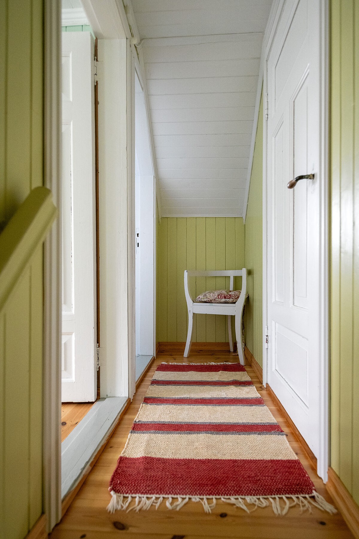 Gang i loftsetasjen med adkomst til boligens tre soverom. Galleribilde