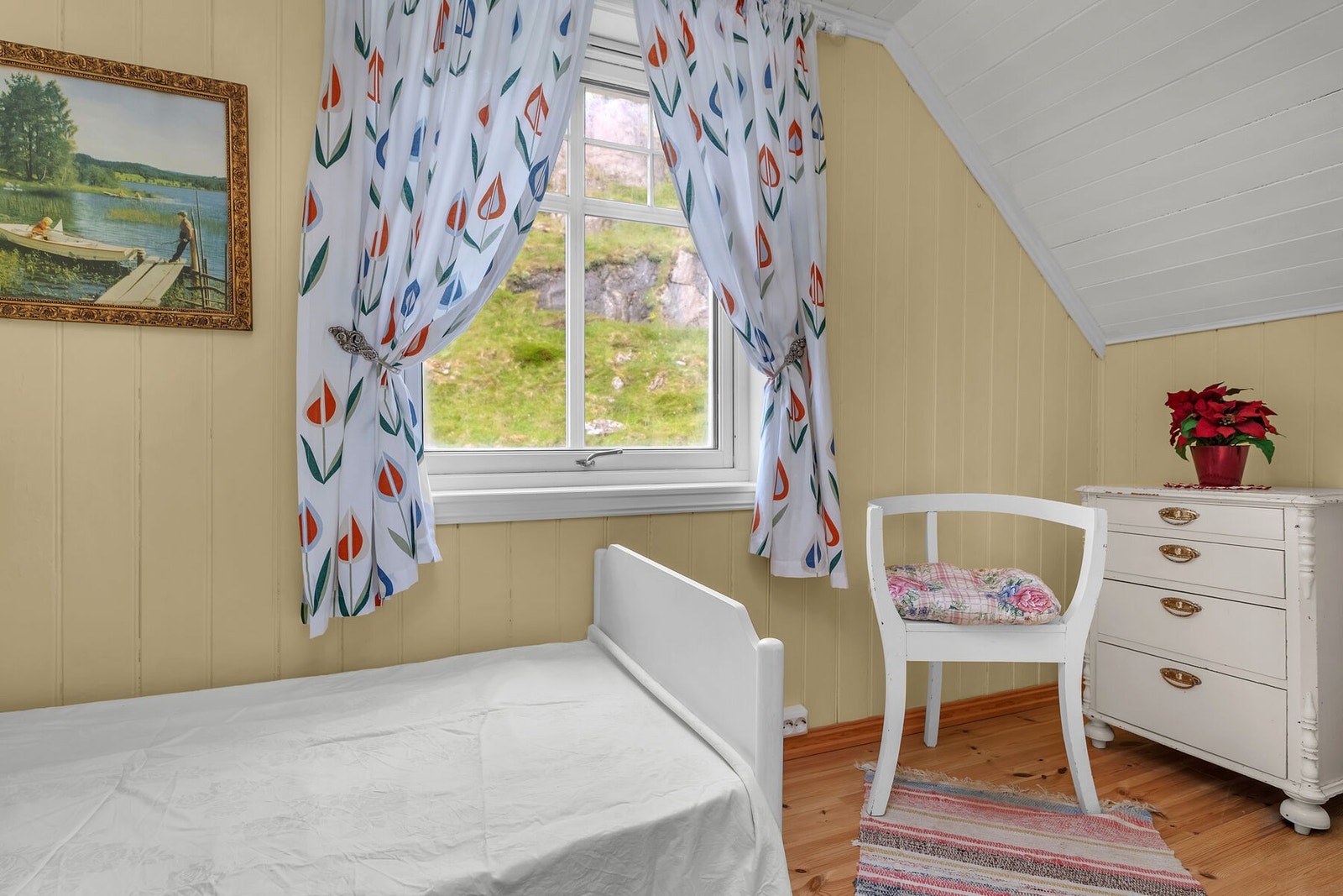 Vinduet rammer inn utsikten mot det omkringliggende landskapet. Galleribilde