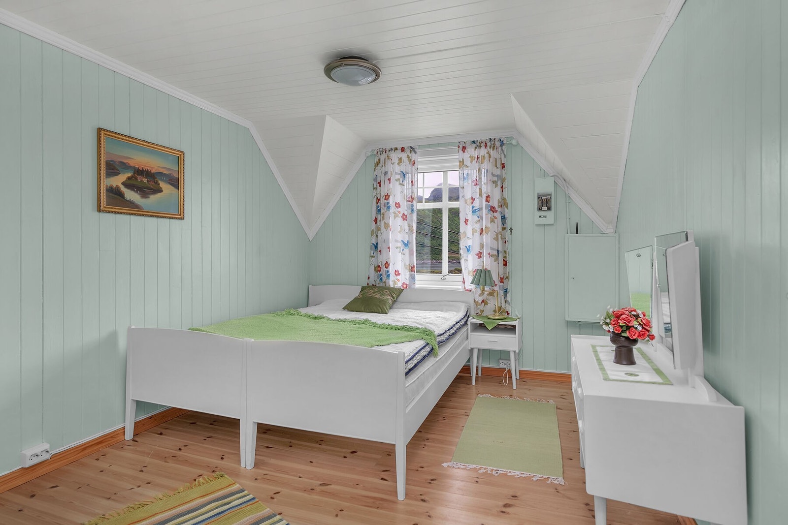Hovedsoverommet har plass til dobbeltseng og oppbevaringsmøbler. Galleribilde