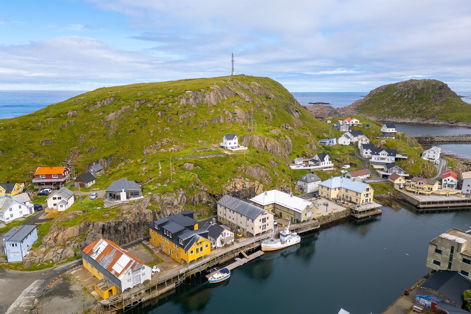 Nyksund er kjent for sin unike atmosfære, kunstgallerier og kafeer. Galleribilde