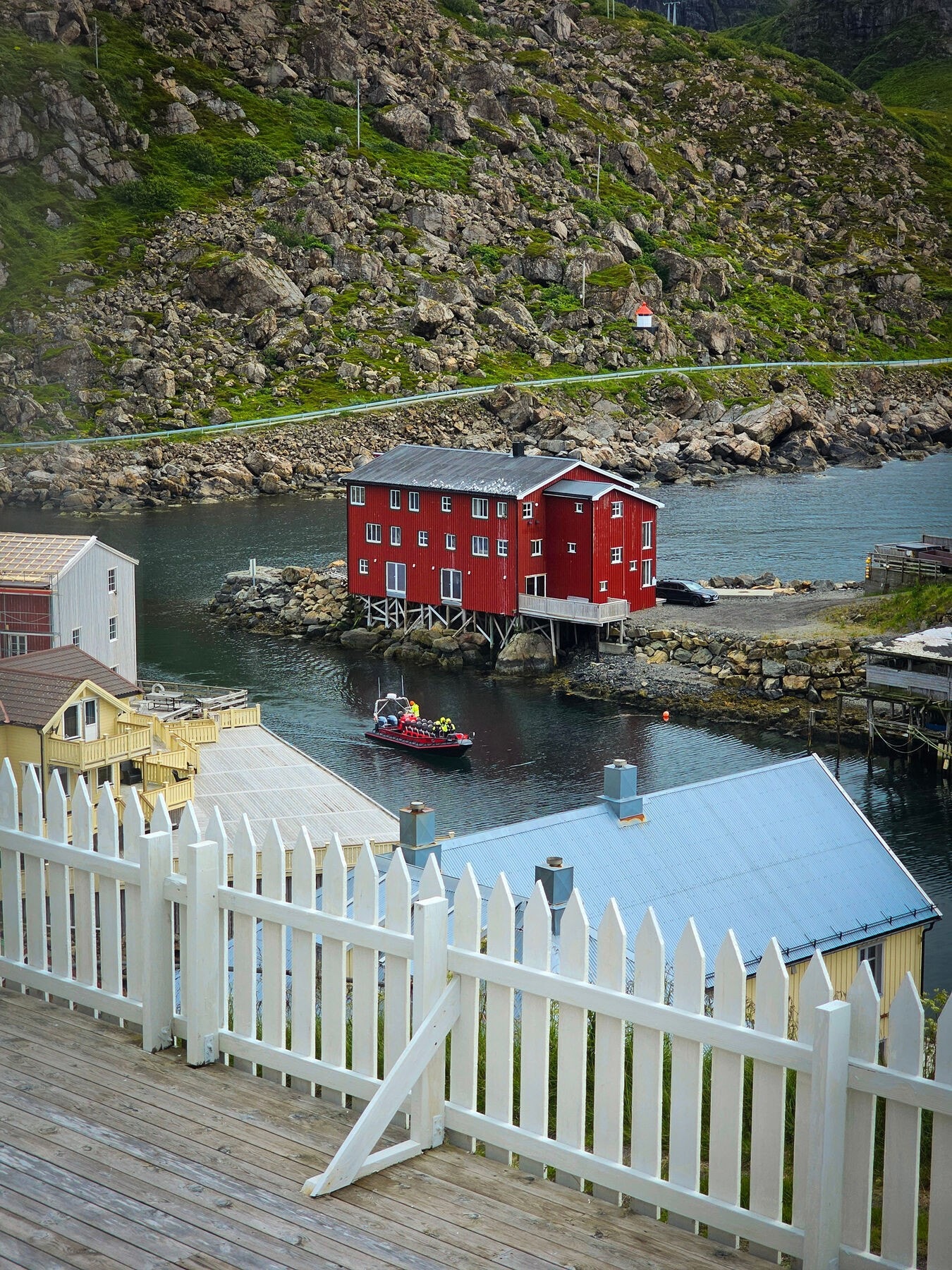 Utsikt fra terrassen mot det yrende livet i havnebassenget. Galleribilde