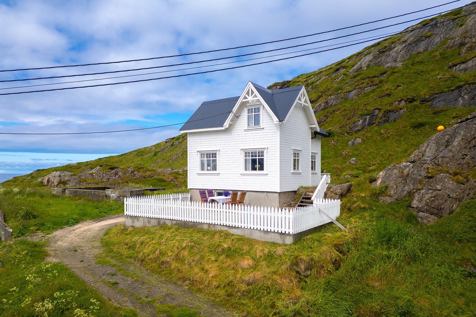Fasaden er kledd med liggende bordkledning, som var ny i 2003/2004. Galleribilde