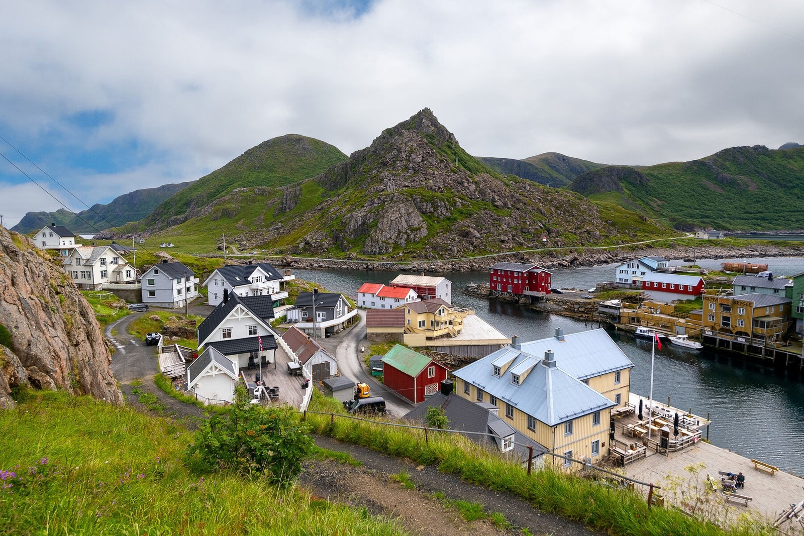 Veien slynger seg gjennom det dramatiske kystlandskapet ut mot Nyksund. Galleribilde