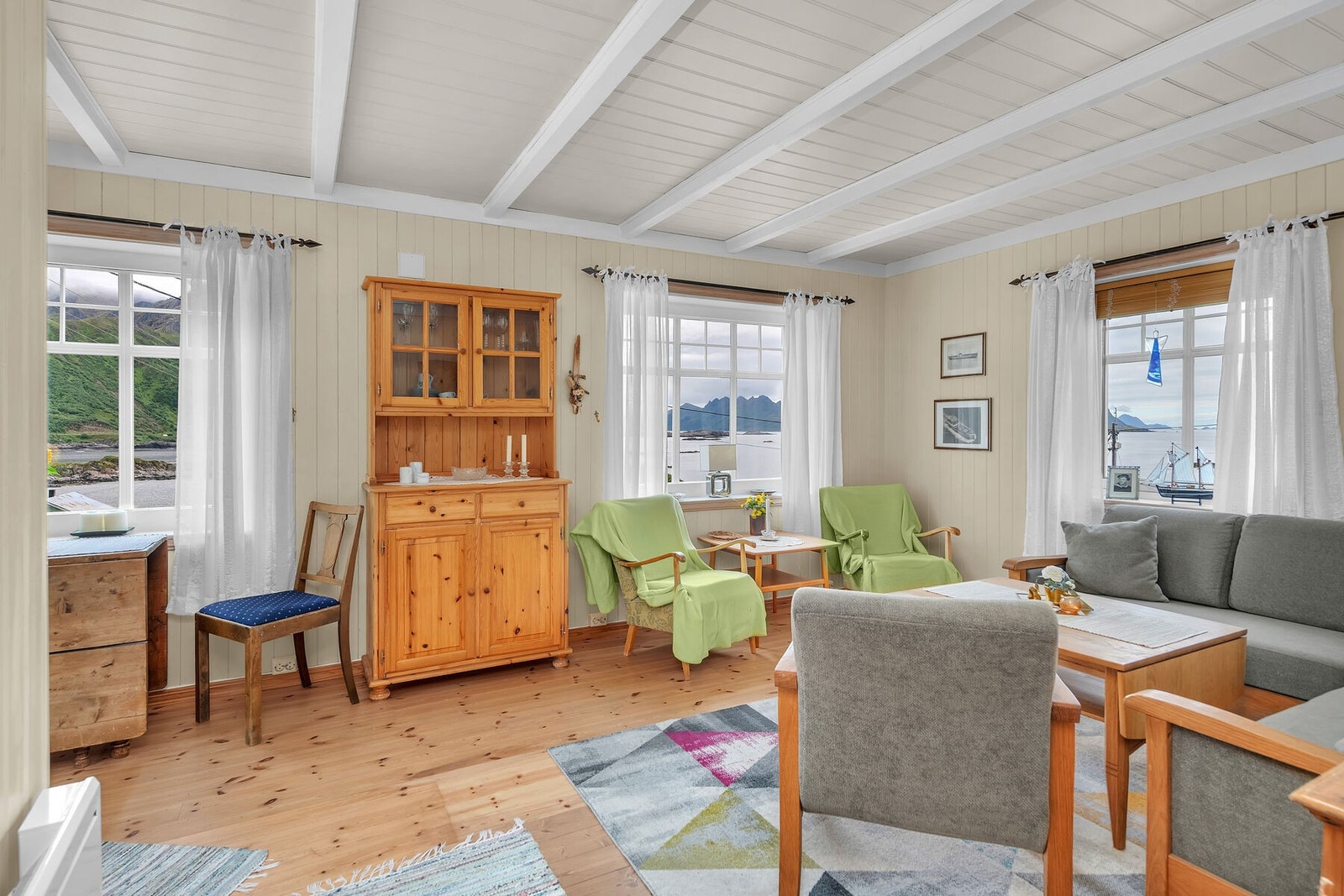 Koselig stue med utsikt over Nyksund. Galleribilde