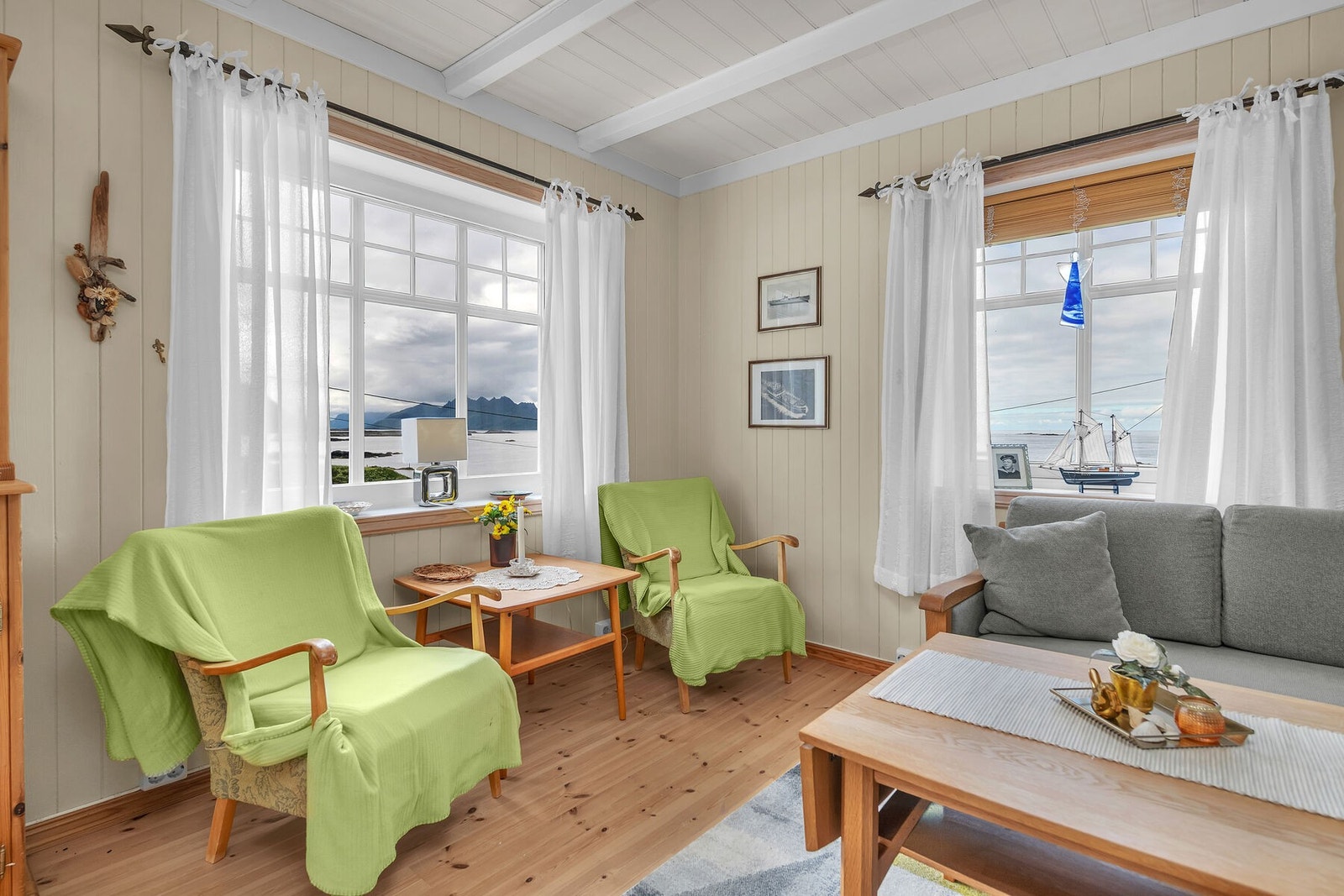 Vinduer med 2-lags glass fra 2003 rammer inn utsikten mot havnen. Galleribilde