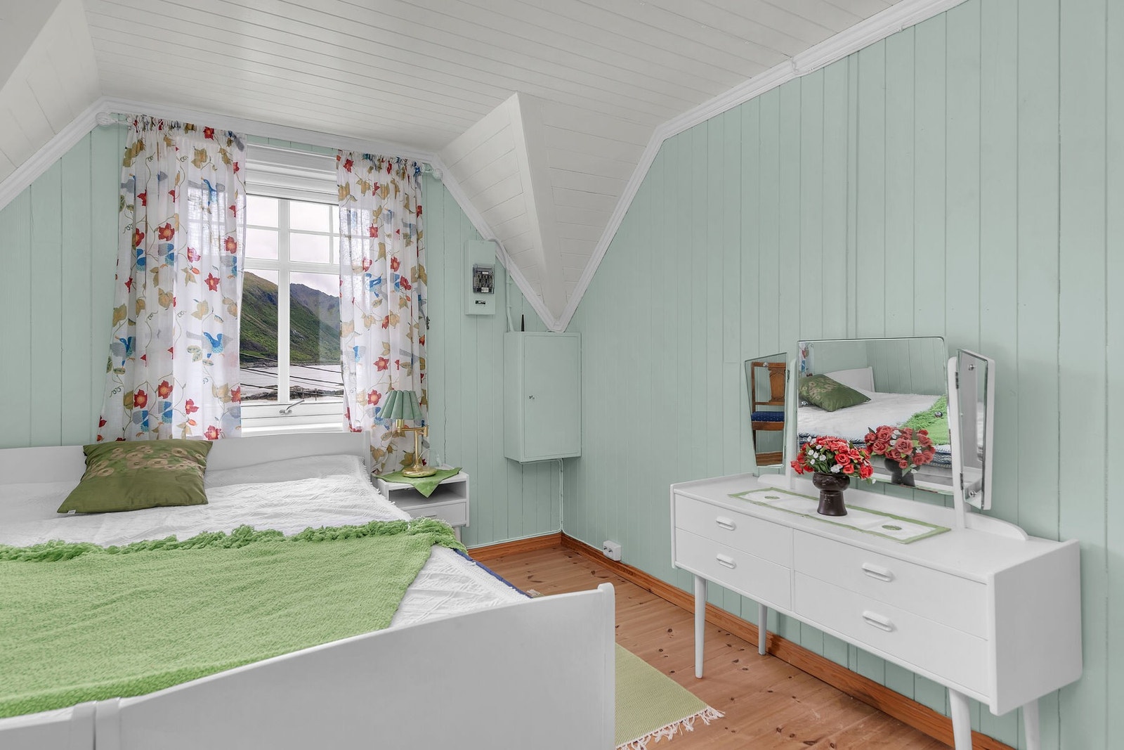 Også fra soverommene kan man nyte utsikten mot havet og landskapet. Galleribilde