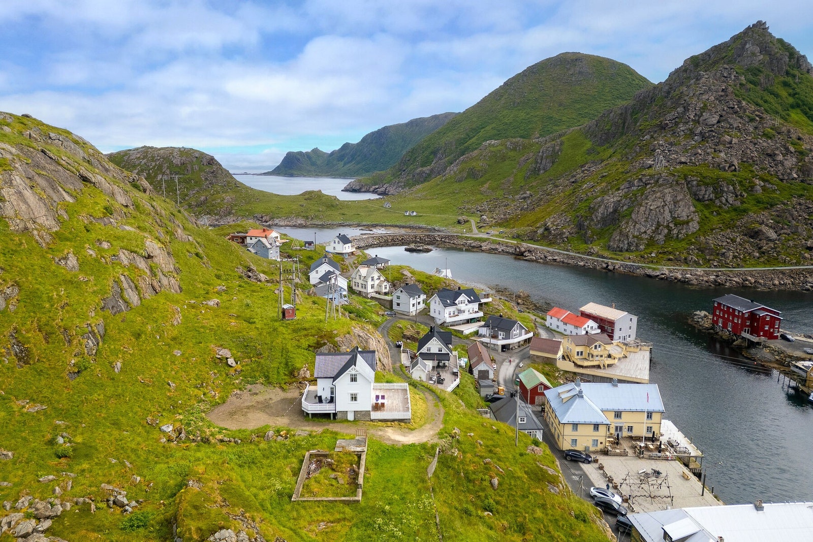 Omgitt av storslått natur og med umiddelbar nærhet til sjøen. Galleribilde
