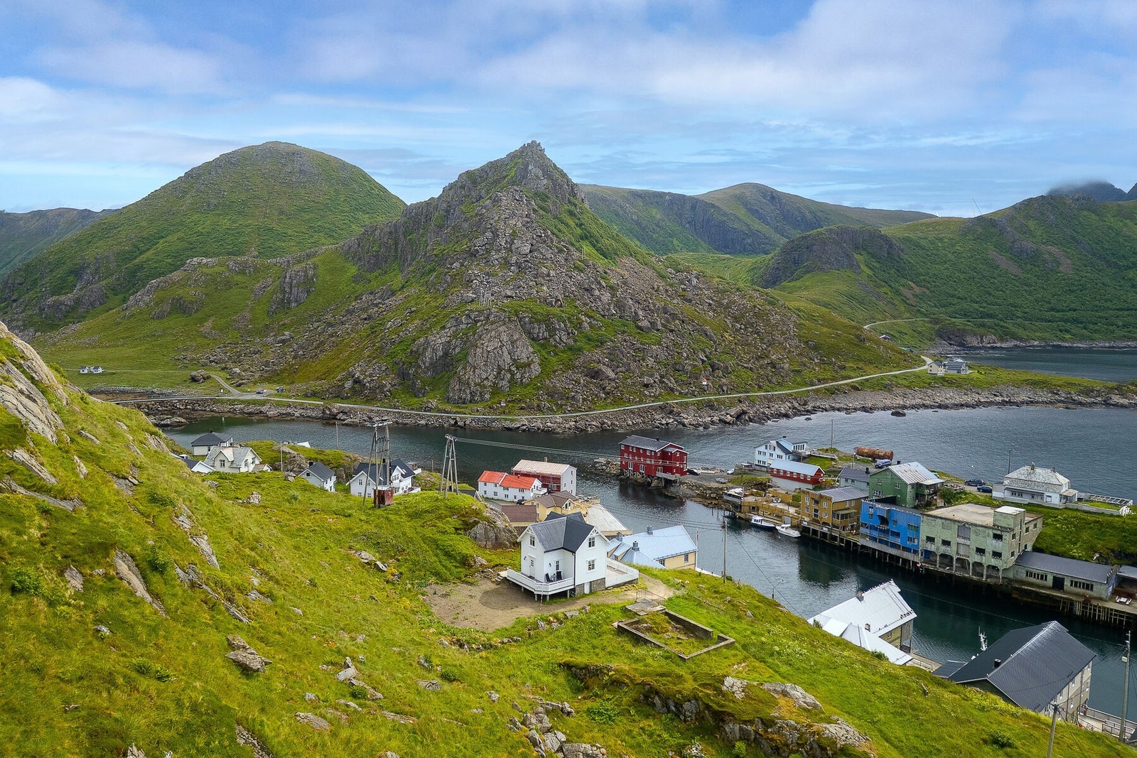 Eiendommen ligger i det unike og historiske fiskeværet Nyksund. Galleribilde