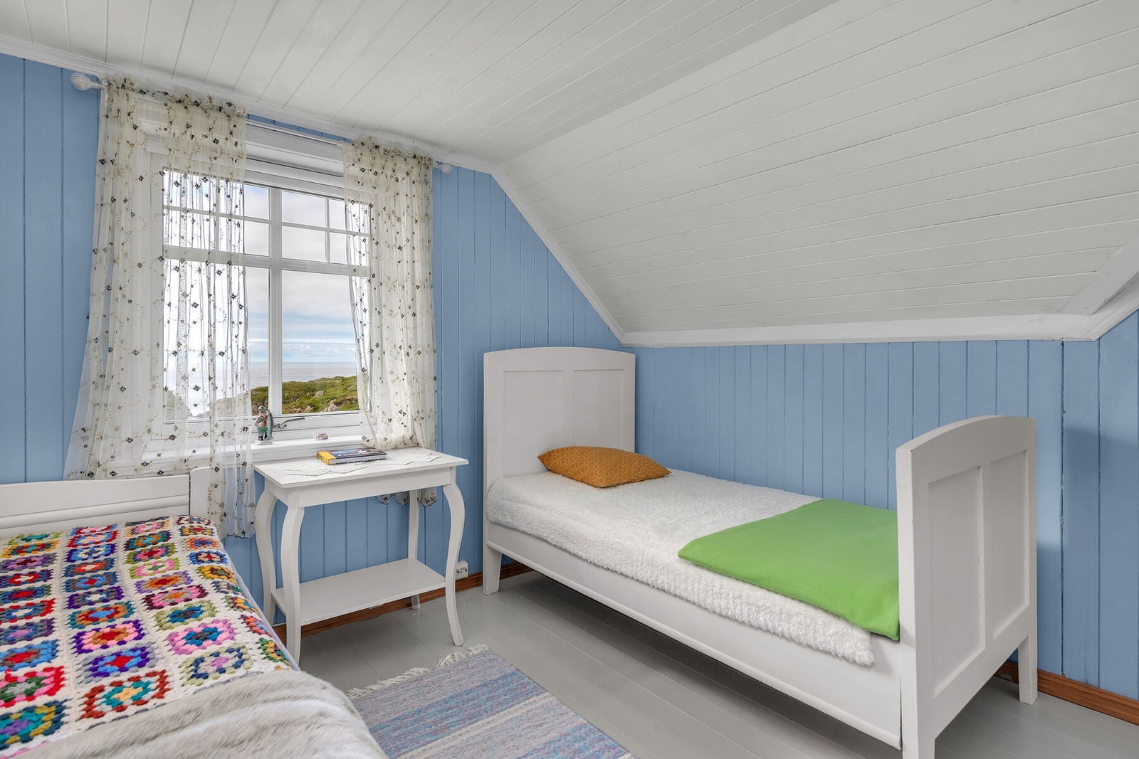 Lyse overflater og panel på vegger og i himling preger rommene i loftsetasjen. Galleribilde