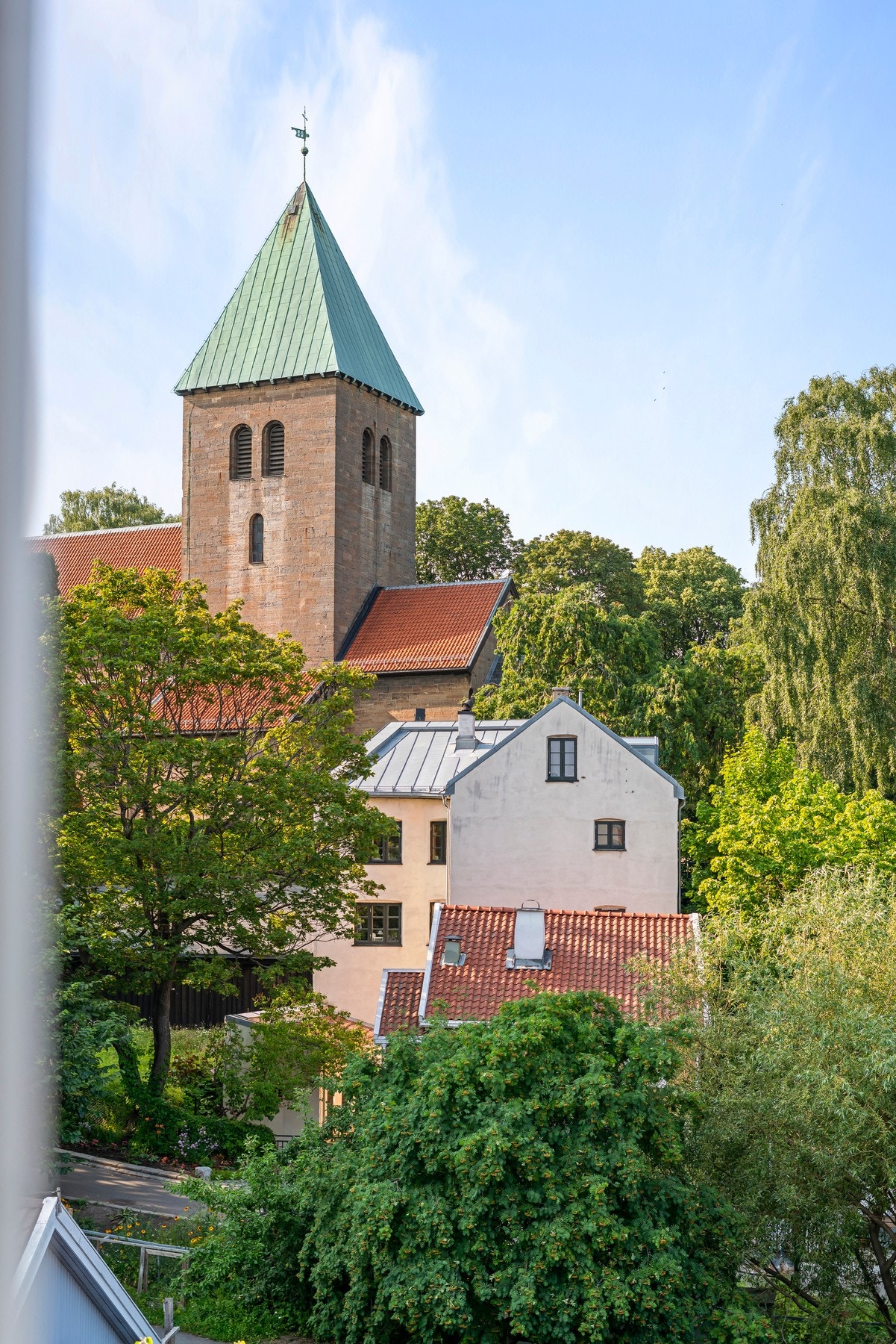 Her har man utsikt mot Gamle Aker kirke, et kjent og karakteristisk landemerke. Galleribilde