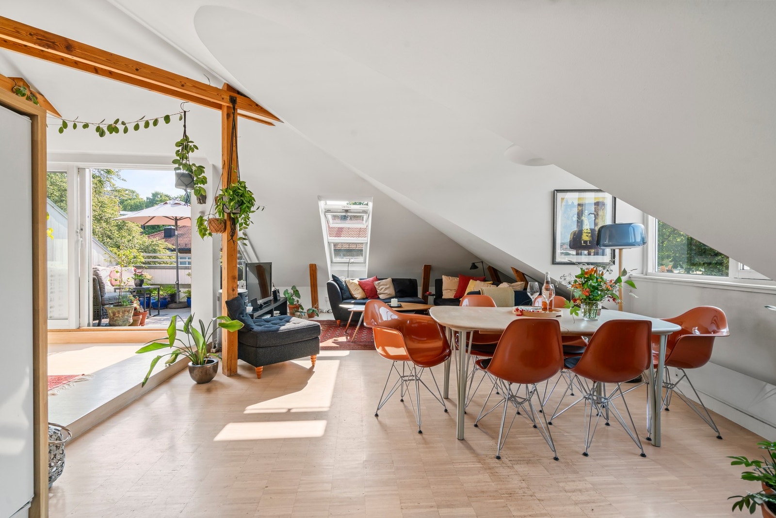 Flotte detaljer med originale takbjelker, stavparkett og lysinnsinnslipp fra 3 sider. Galleribilde