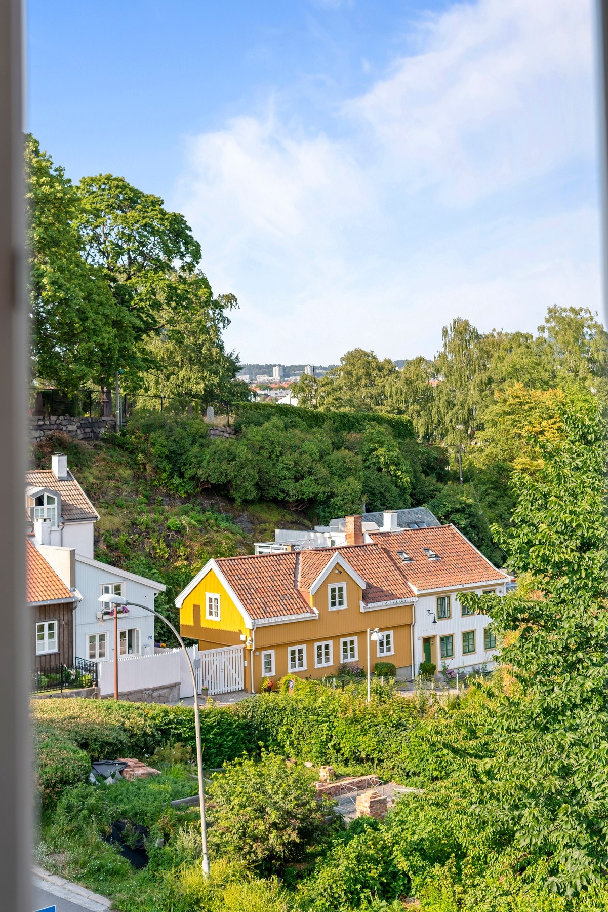 Her har man utsikt til Telthusbakken med den gamle trehusbebyggelsen og frodige omgivelser. Galleribilde
