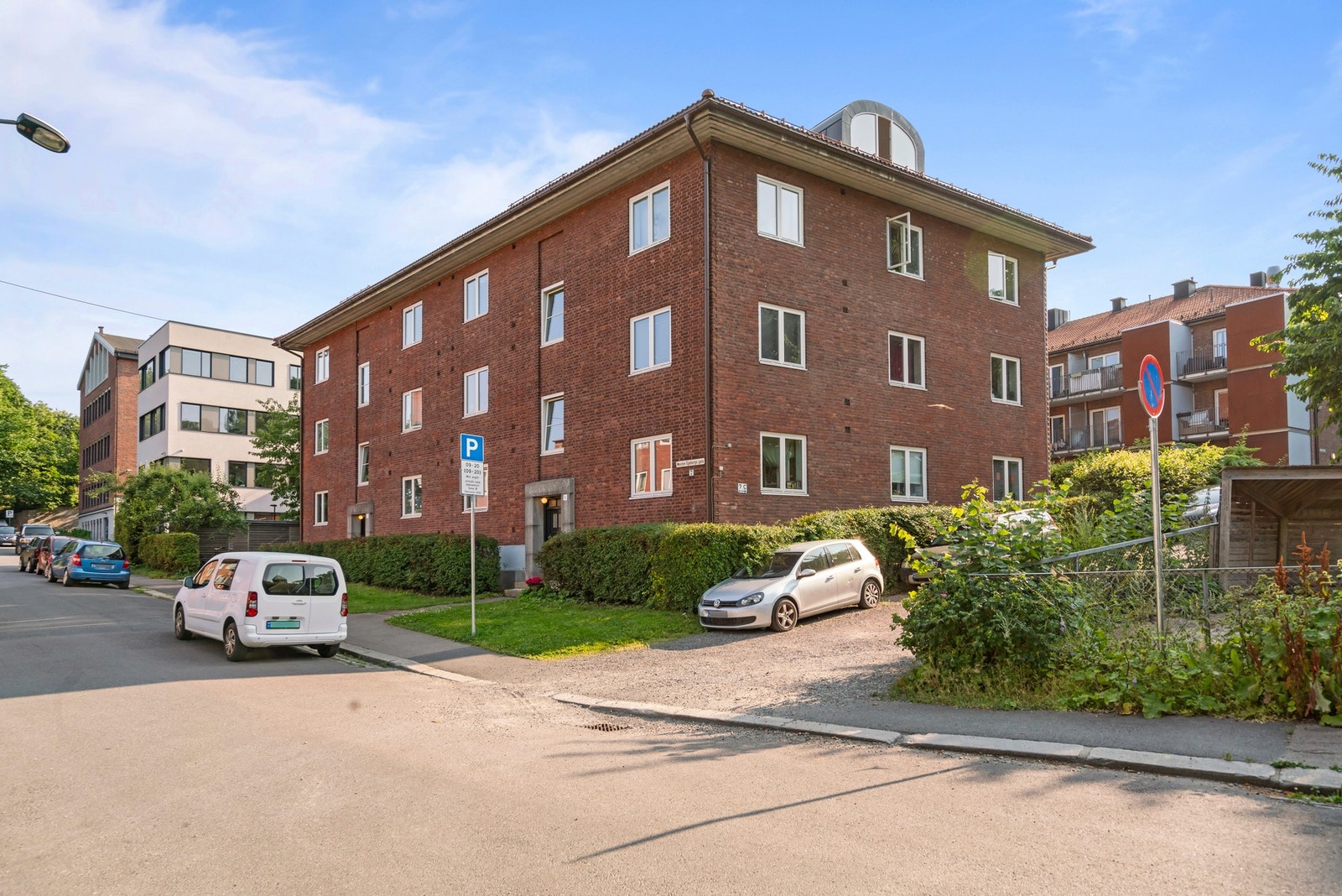 Leiligheten ligger i byggets 4 etasje i en gate med svært lite trafikk. Galleribilde