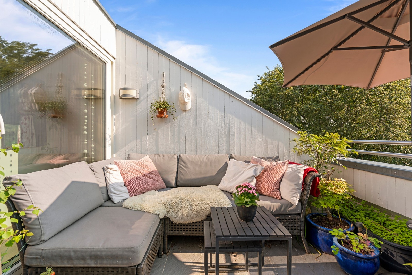 Terrassen har god plass til sittegruppe og frodige planter, perfekt for å nyte solrike dager og lune kvelder. Galleribilde