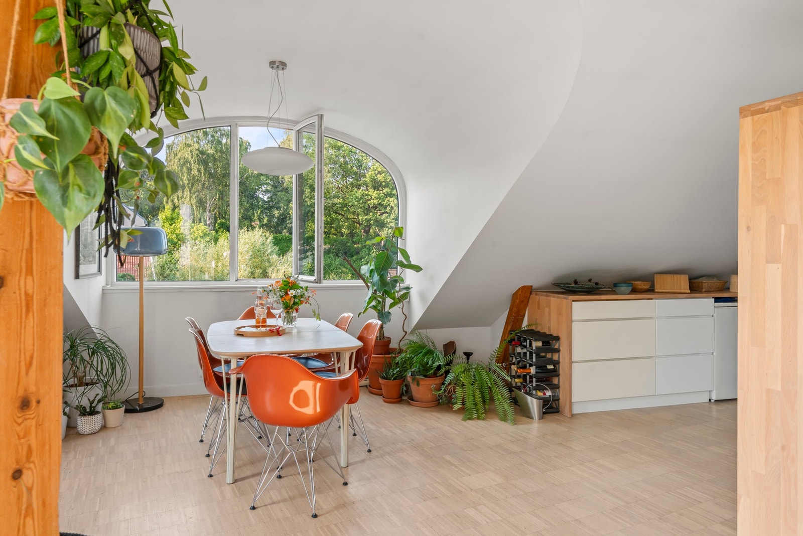 Fra spisestuen kan man nyte den vakre utsikten. Galleribilde