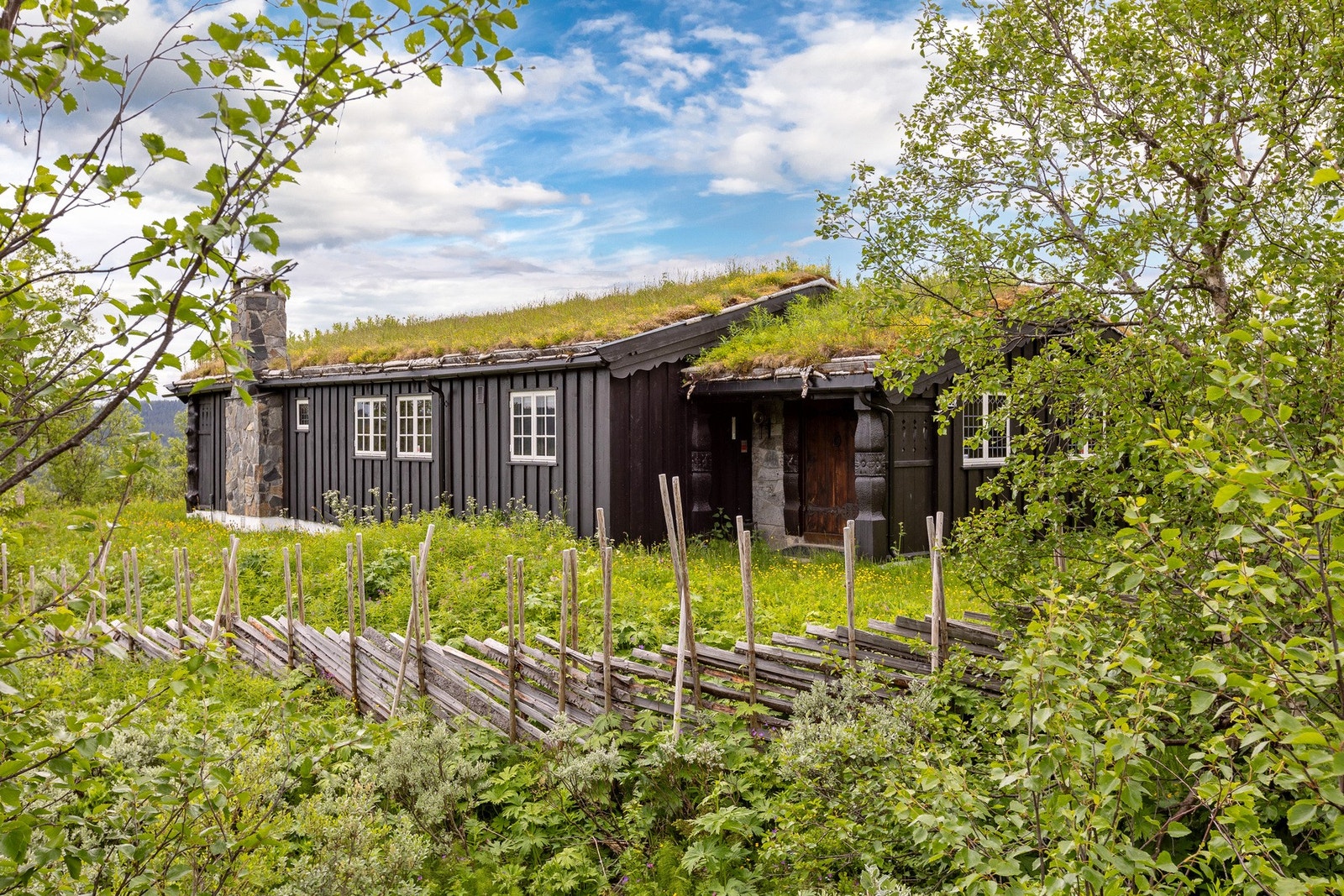 Hytta ligger høyt og fritt, rolig og skjermet, med fantastiske sol- og utsiktsforhold mot Gausdal. Galleribilde