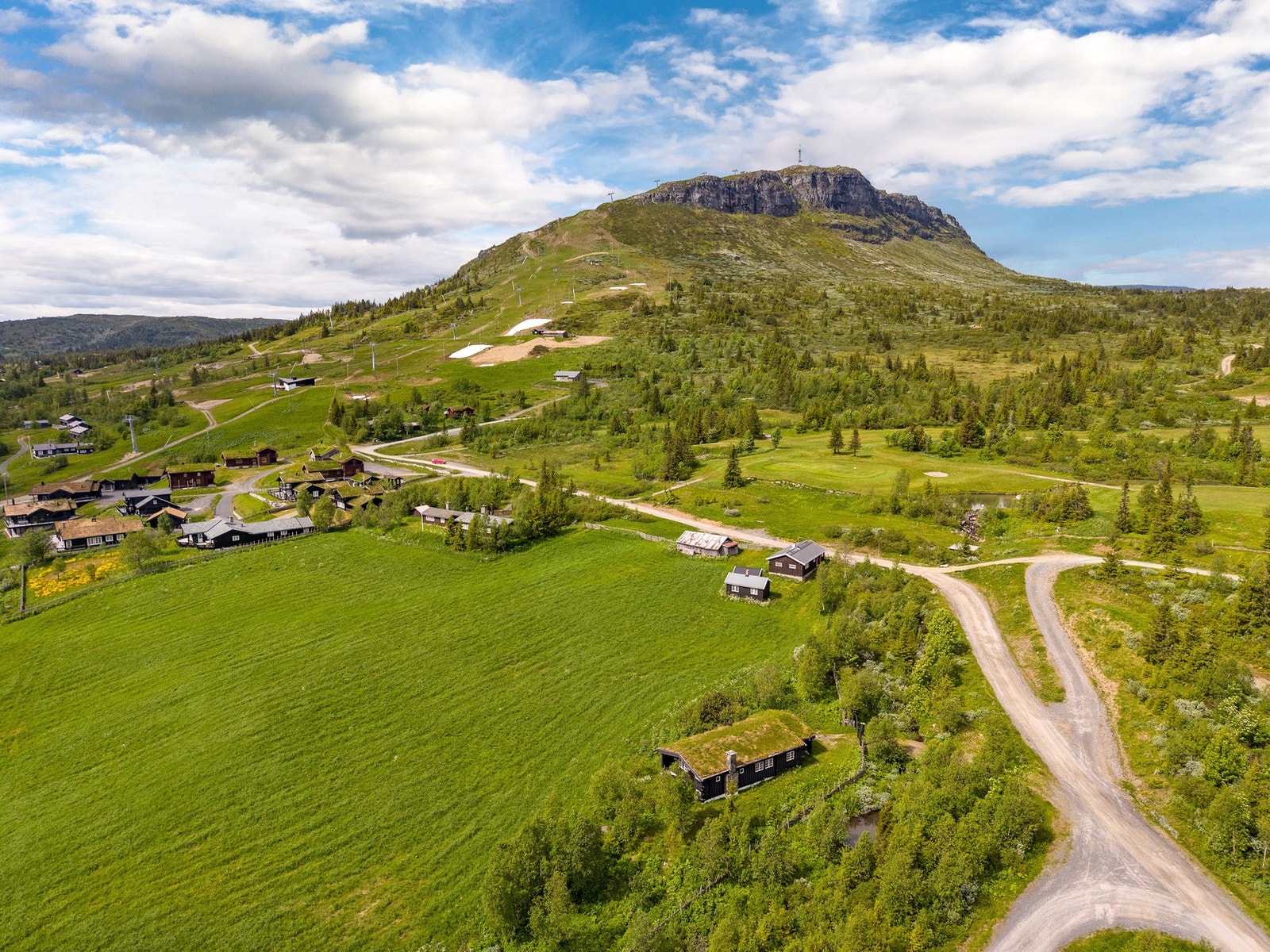 Golfentusiaster vil sette pris på at Nordens høyest beliggende 18-hulls golfbane ligger rett over veien, bare et godt golfslag unna. Galleribilde