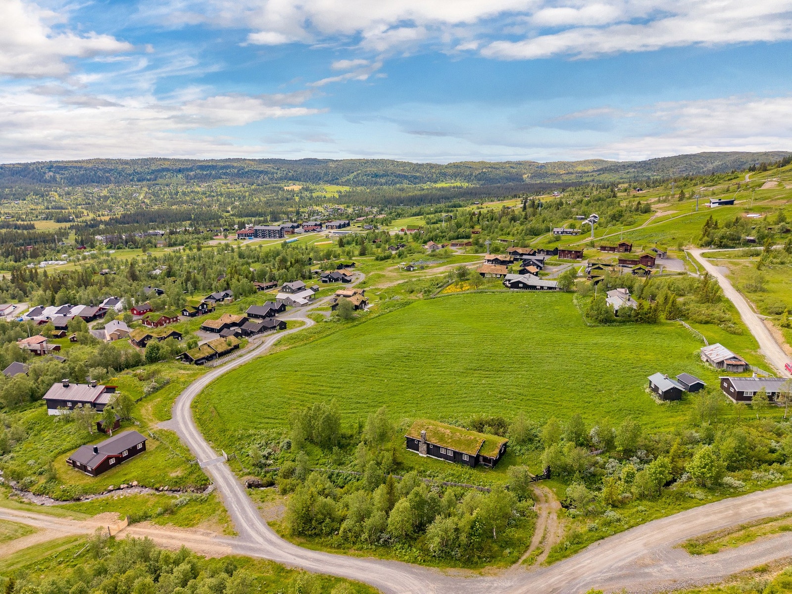 Her bor du med ekte ski inn/ski ut, golfbanen rett over veien og kort vei til alt Skeikampen har å by på. Galleribilde