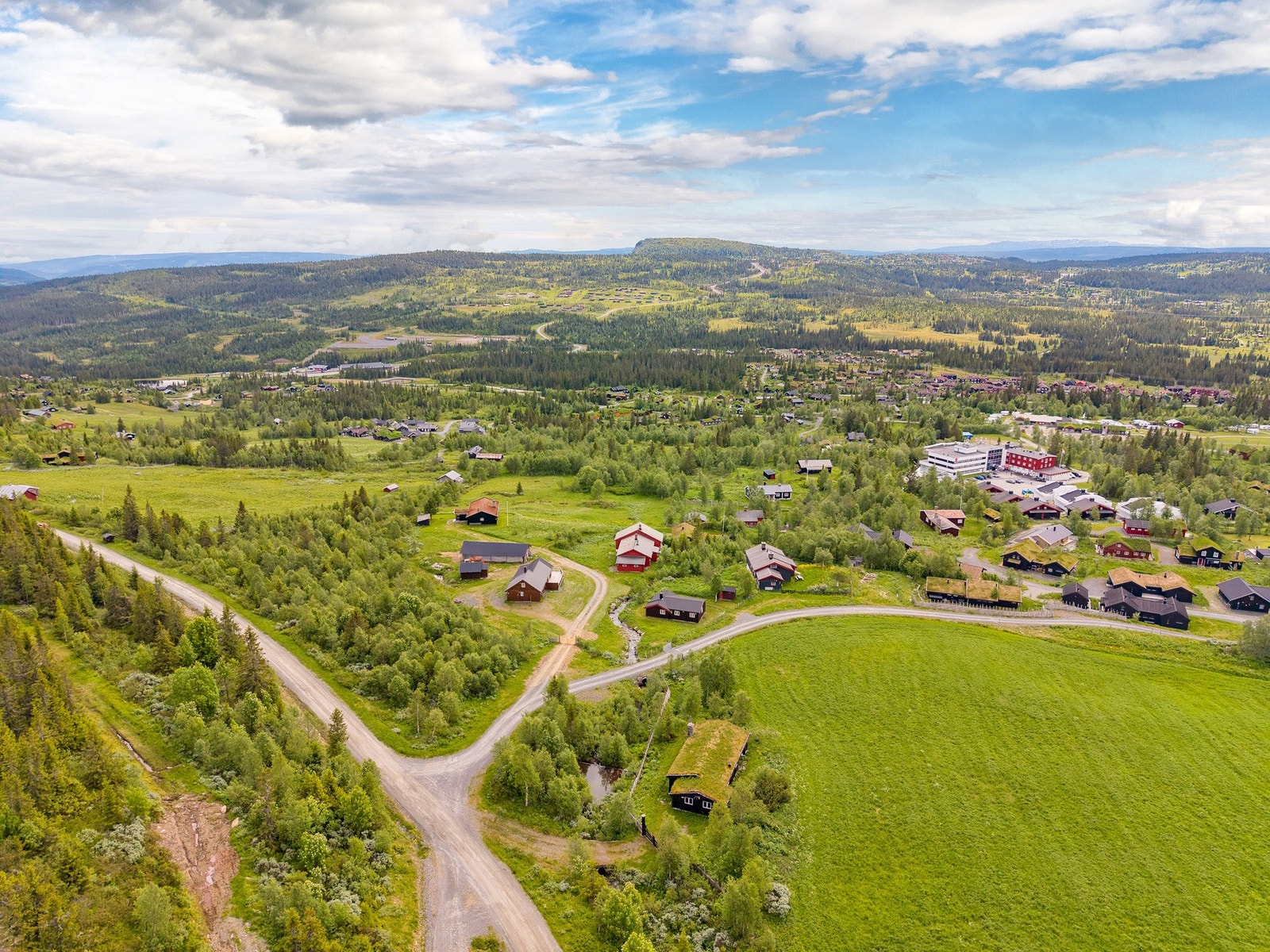 Sommerstid er Skeikampen et eldorado for friluftsliv, med et omfattende nettverk av sykkelstier, seterveier og fjellveier som passer både familier og erfarne syklister. Galleribilde