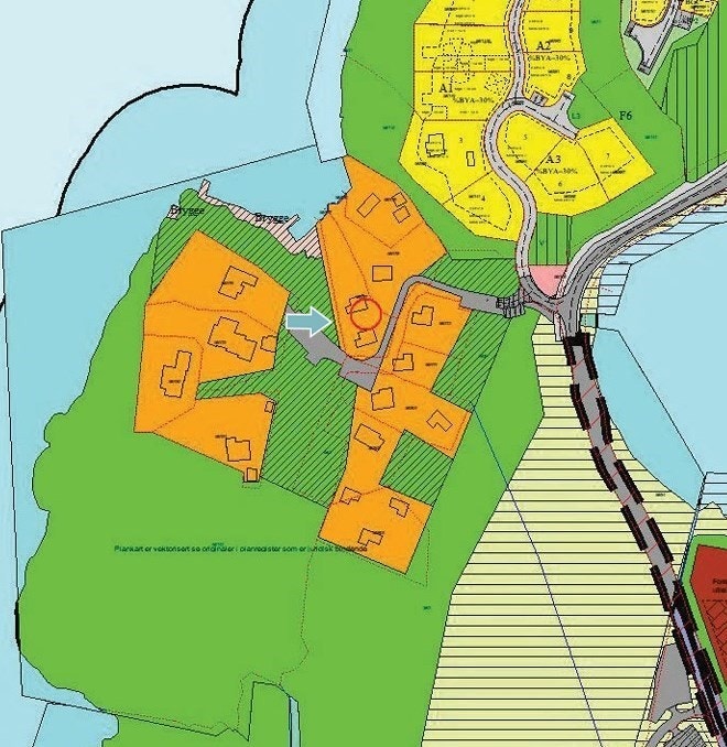 Det fremgår av gjeldende reguleringsplan at området opprinnelig er regulert med to inntegnede hytter på tomten. Dette er ingen garanti for ytterligere bebyggelse, og tiltak må avklares med kommunen. Galleribilde