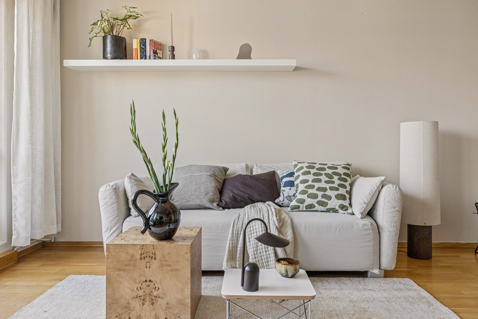 God plass til sofagruppe, TV-løsning og spisebord. Galleribilde