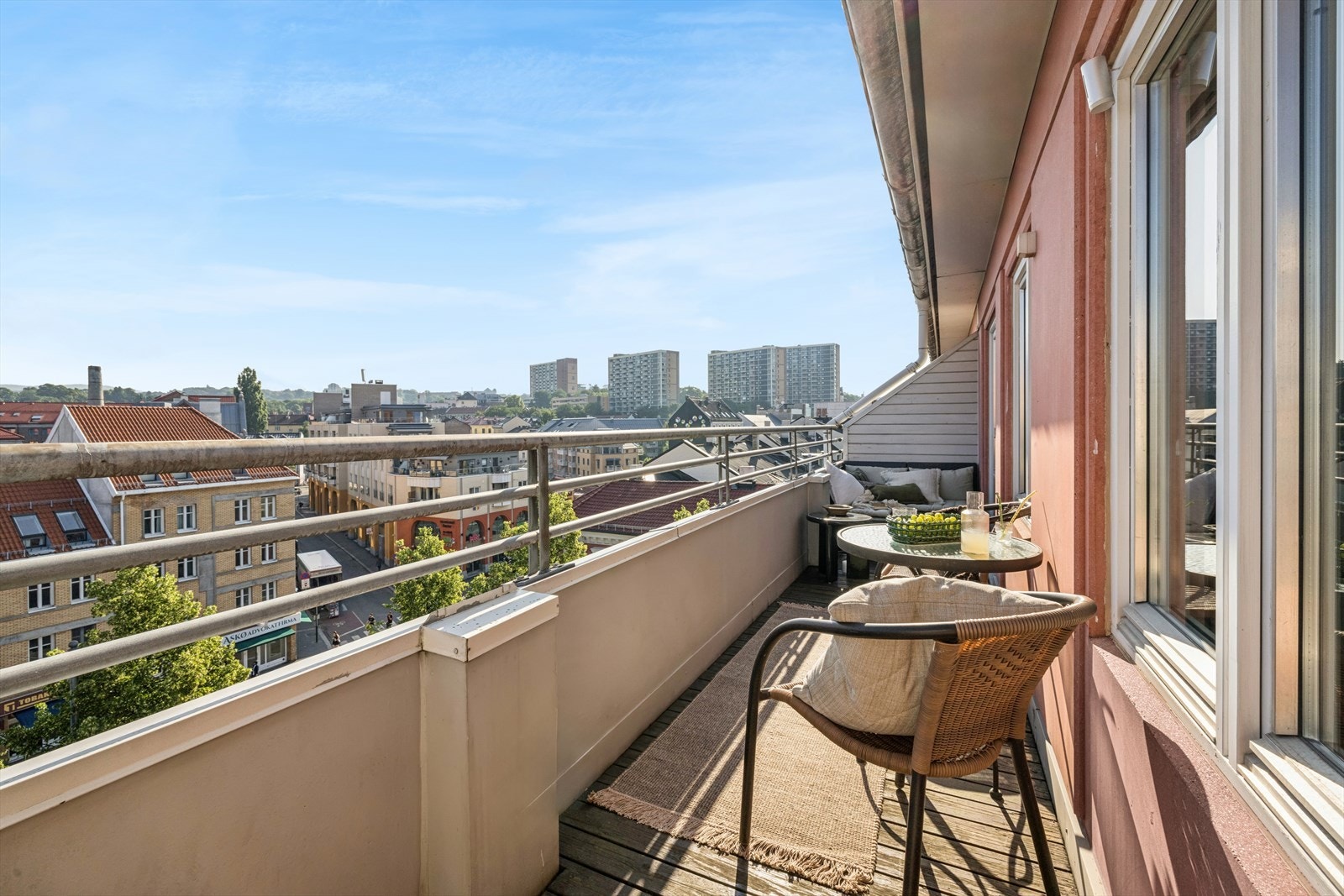 Leiligheten har utgang til en privat nordvendt takterrasse på ca. 9 m². Galleribilde